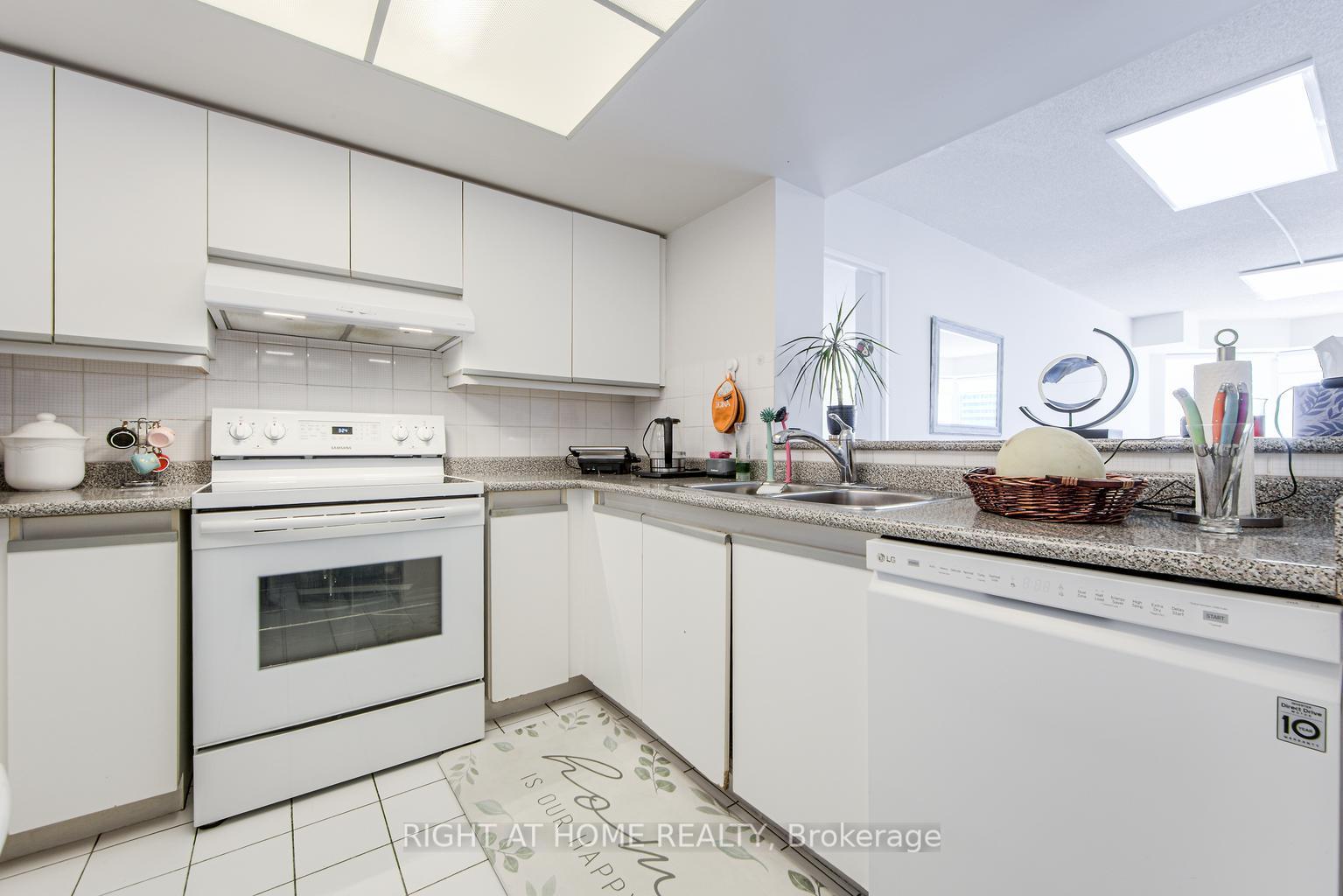 2 Bedrooms Condo at 335 Webb, Mississauga For sale