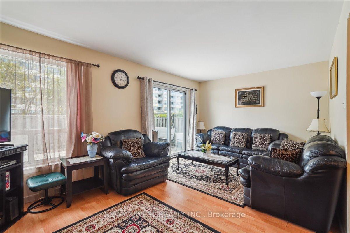5 Bedrooms Condo at 44 Chester Le, Toronto For sale