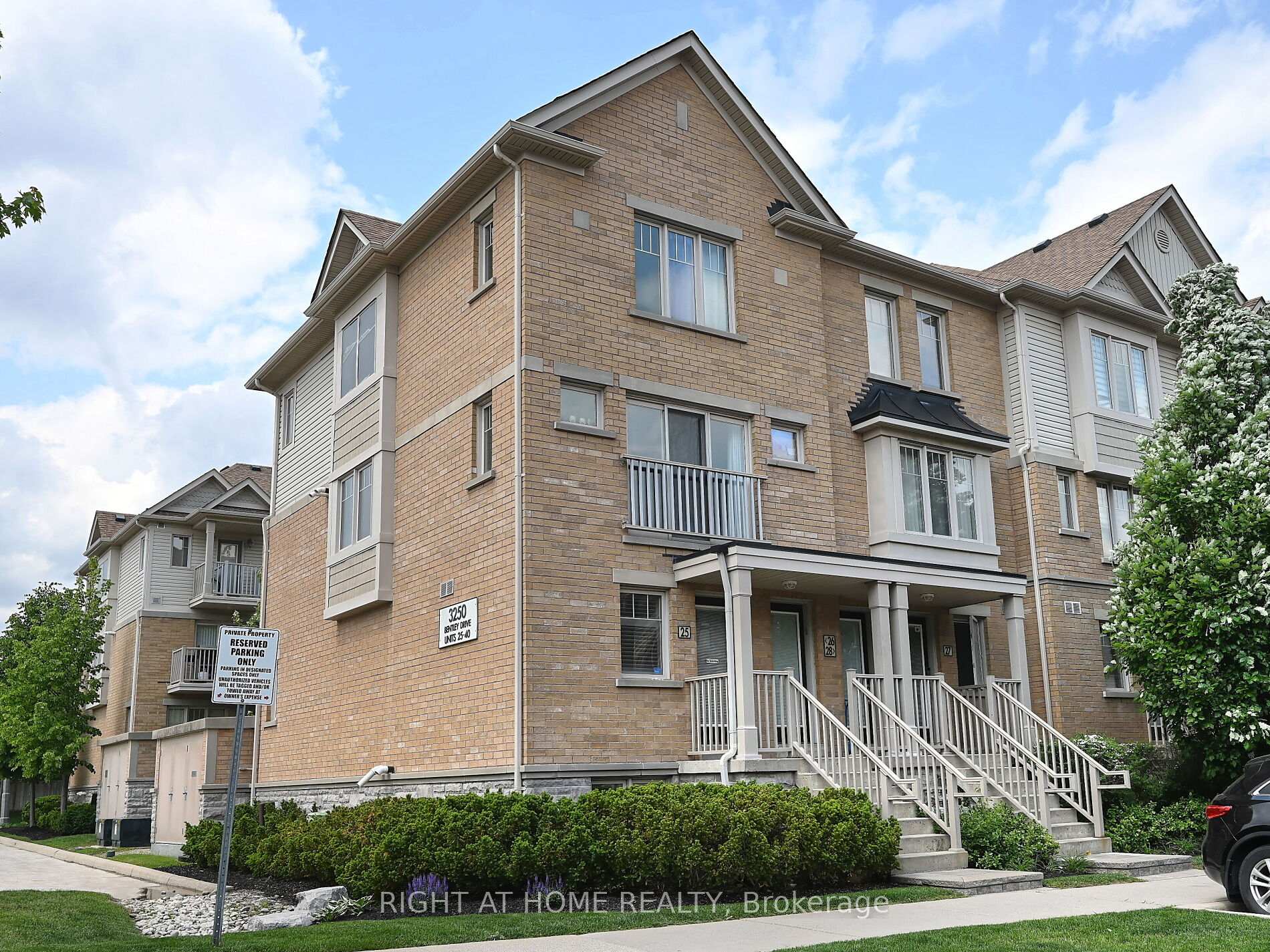 2 Bedrooms Condo at 3250 Bentley, Mississauga For sale