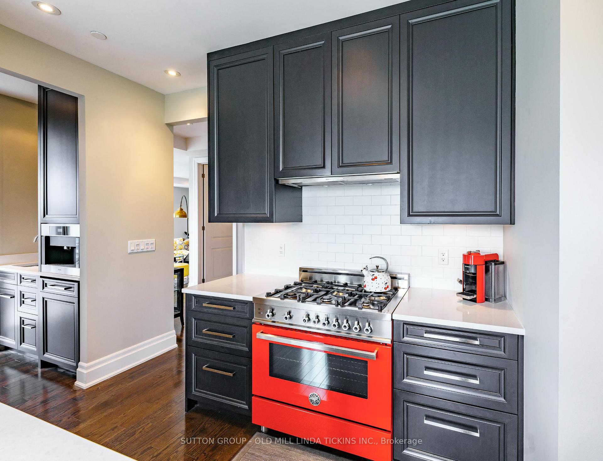 2 Bedrooms Condo at 30 Old Mill, Toronto For sale