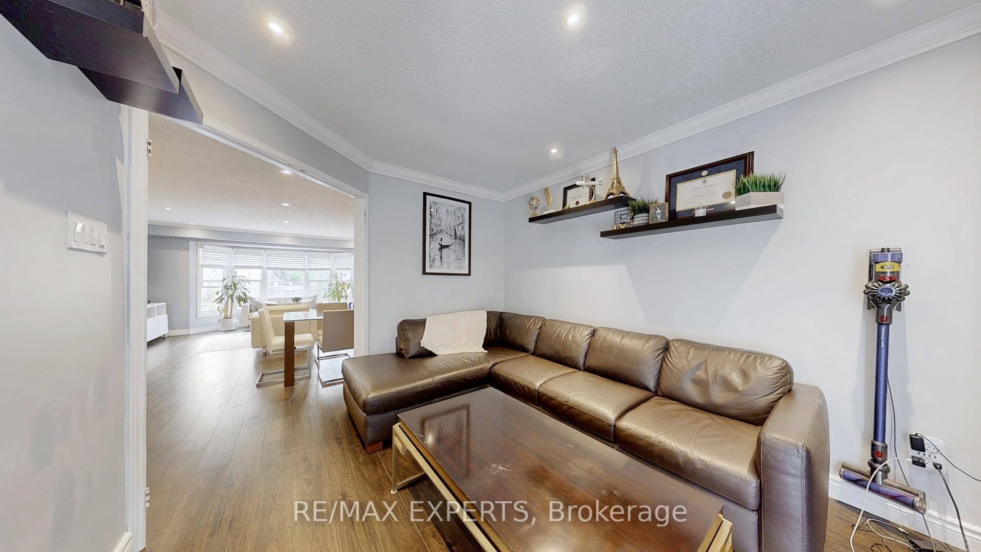 3 Bedrooms Condo at 43 Tamarack, Toronto For sale