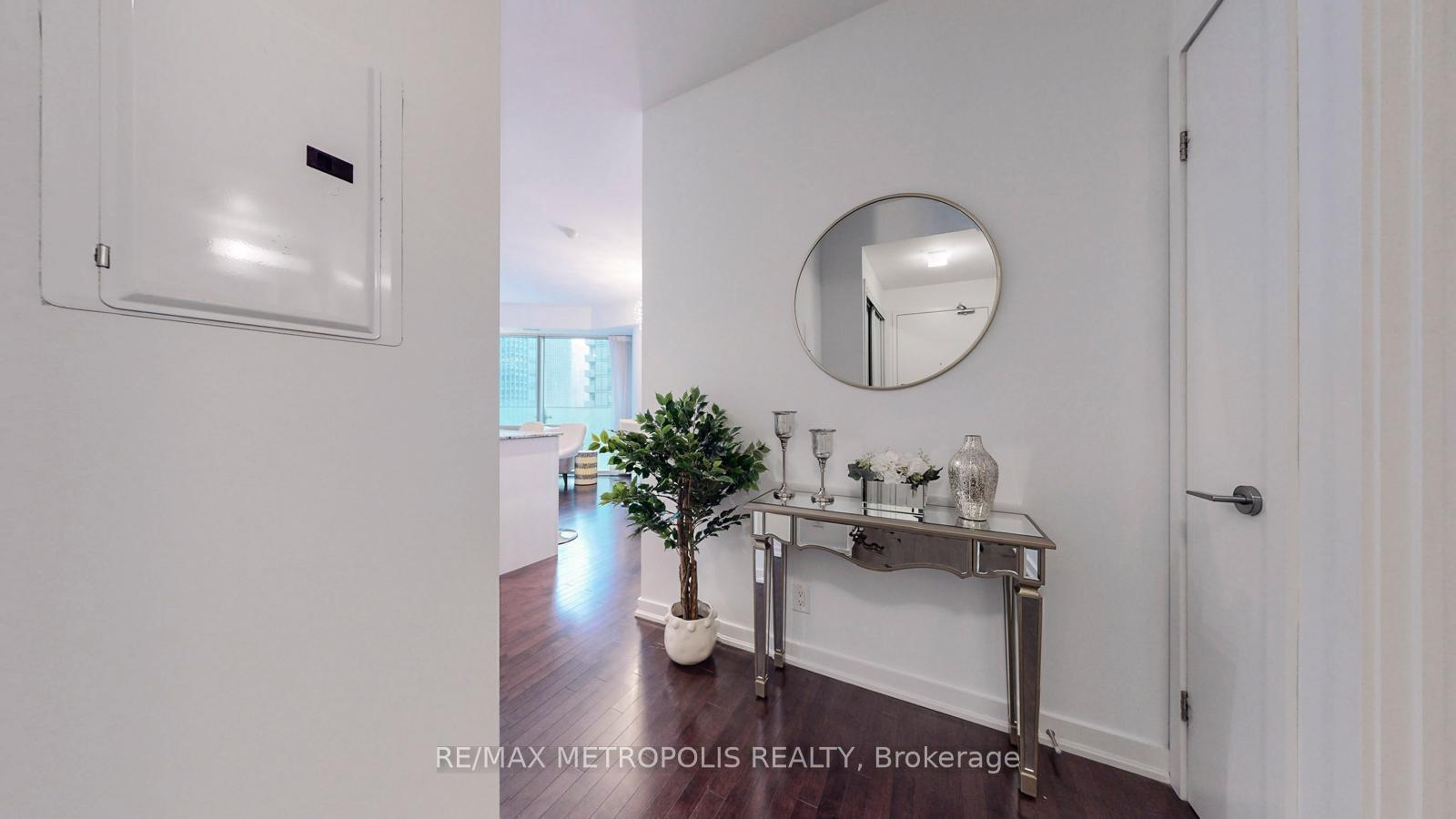 2 Bedrooms Condo at 12 York,  Toronto For sale