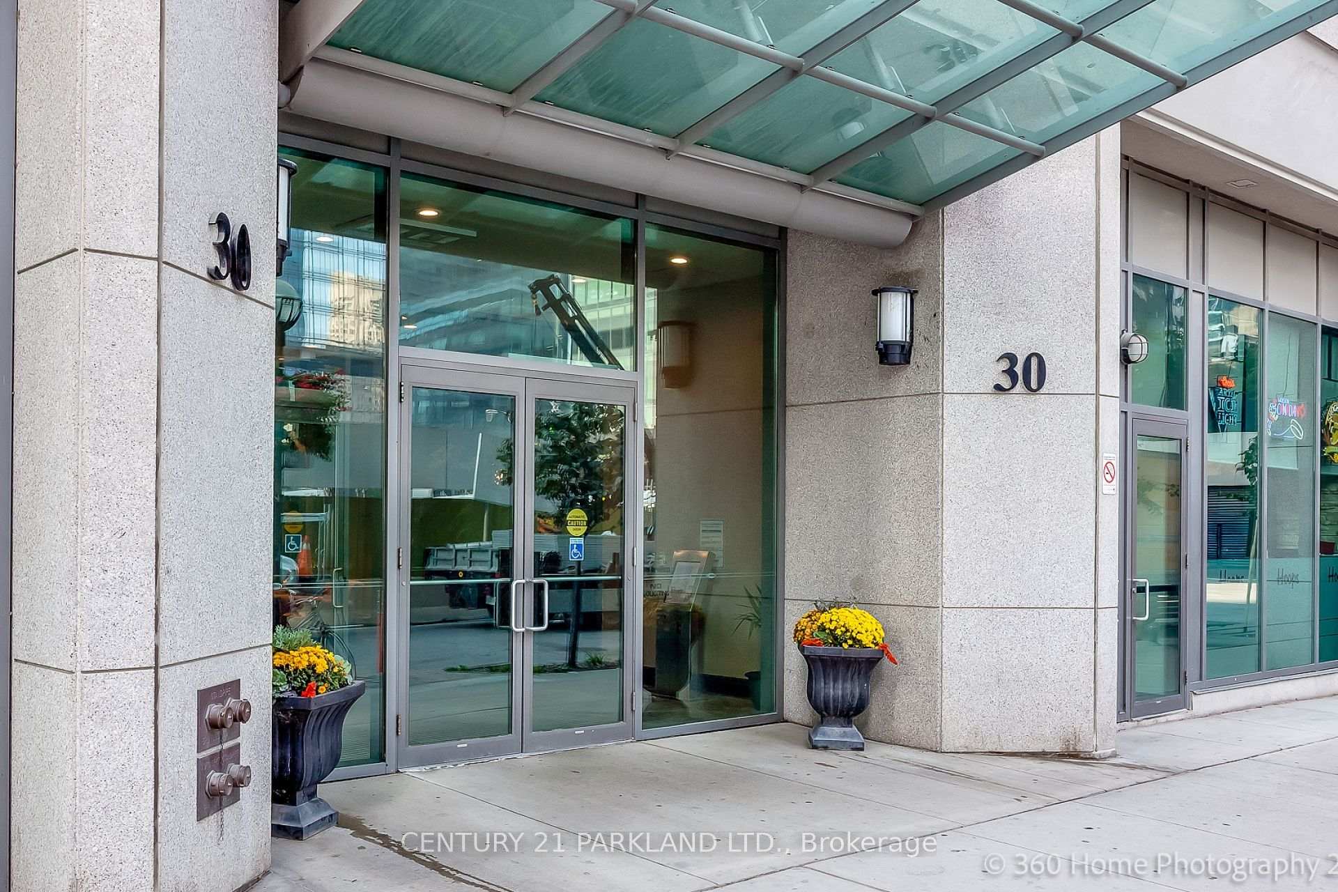 2 Bedrooms Condo at 30 Grand Trunk, Toronto For sale