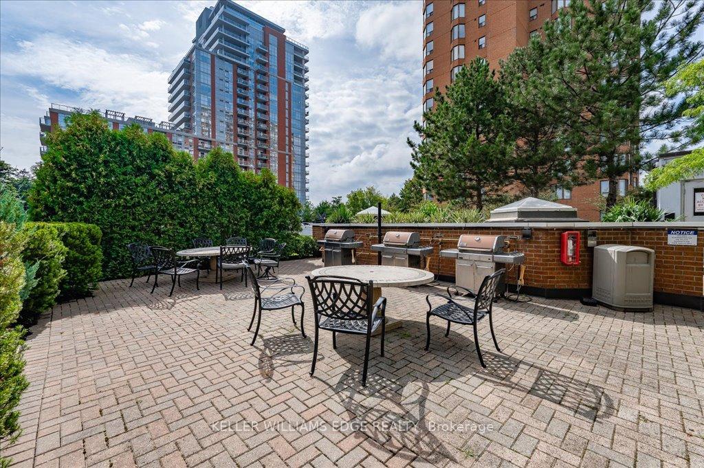 2 Bedrooms Condo at 1270 Maple Crossing, Burlington For sale