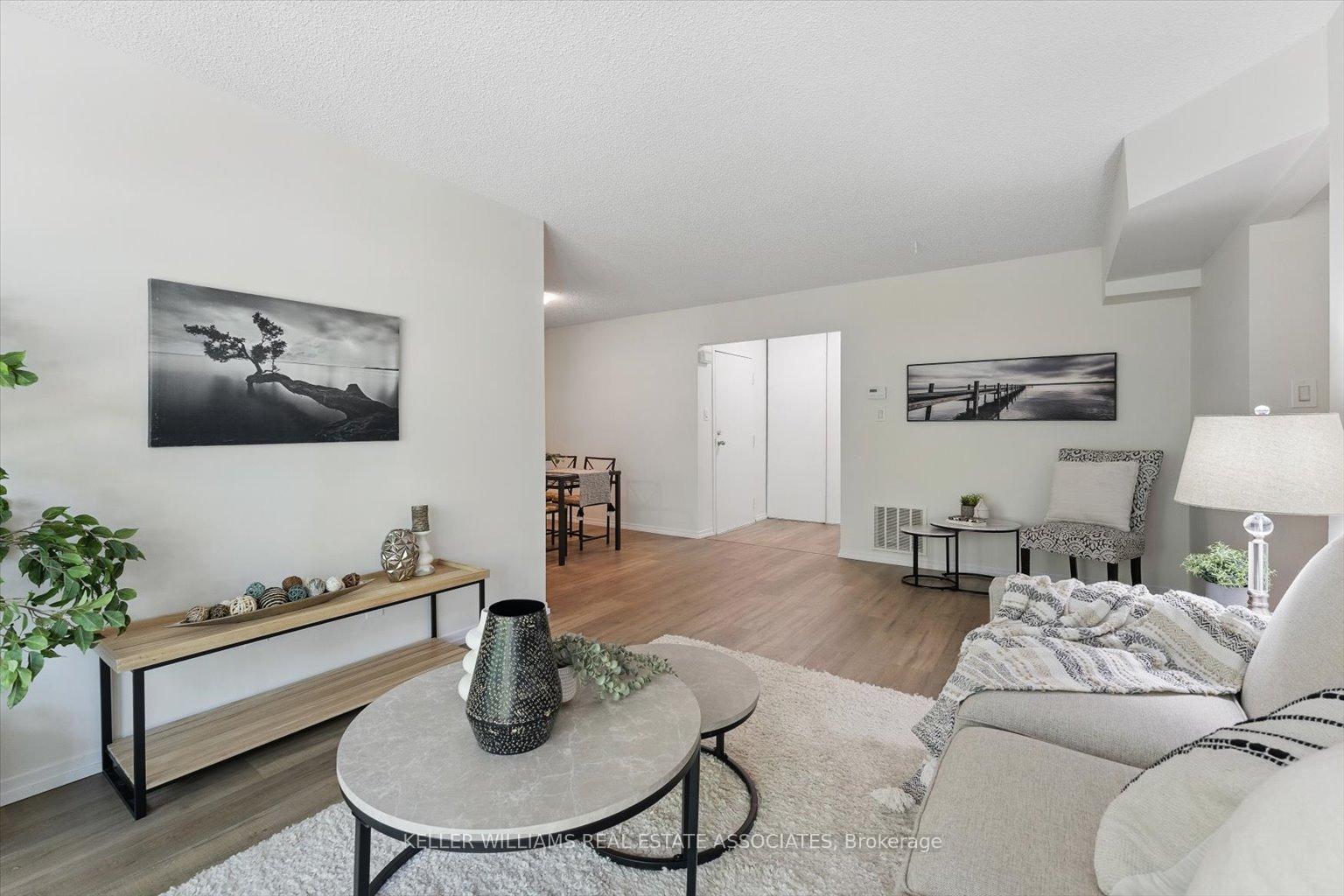 3 Bedrooms Condo at 2701 Aquitaine, Mississauga For sale