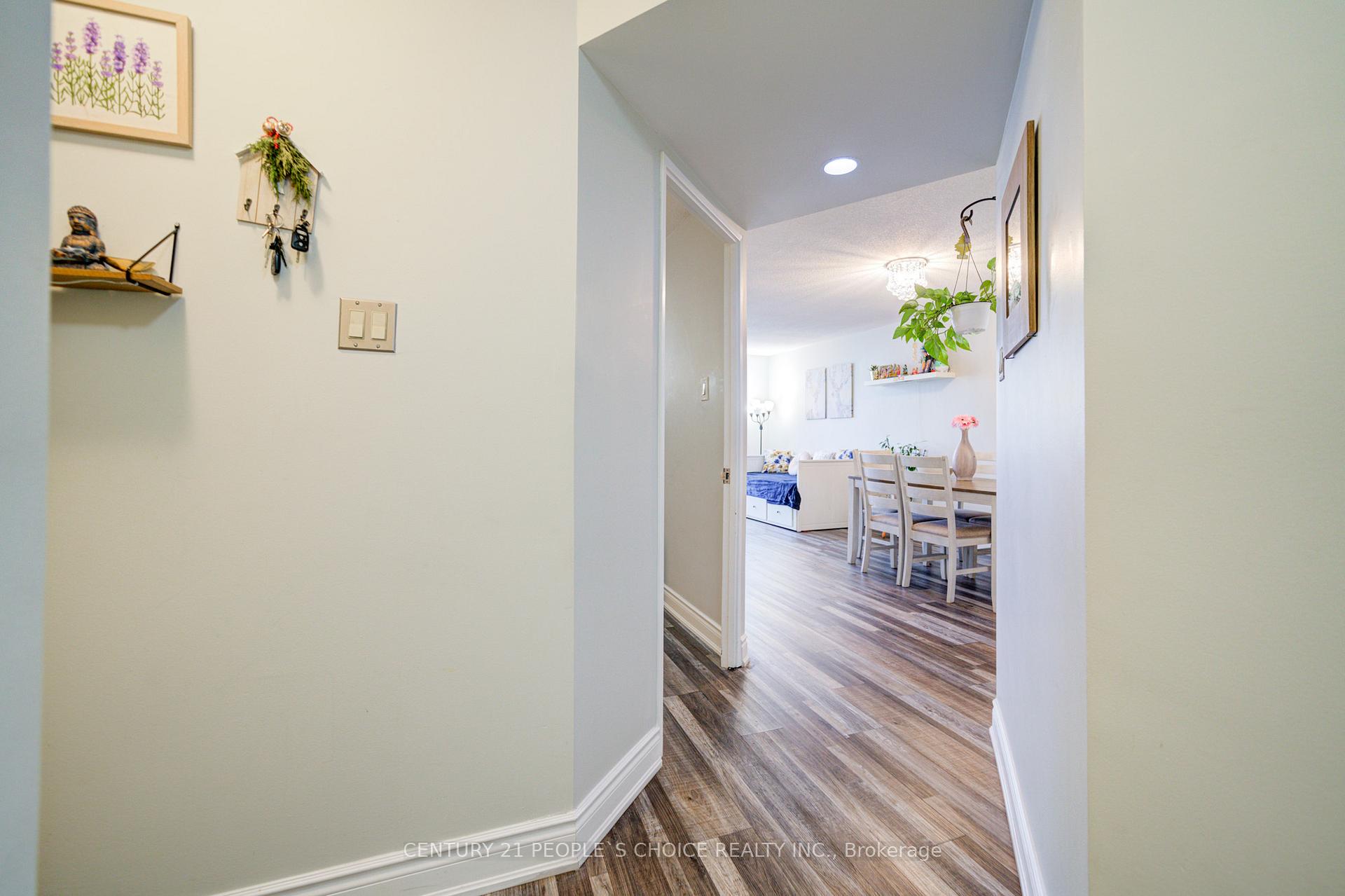 3 Bedrooms Condo at 4460 Tucana, Mississauga For sale