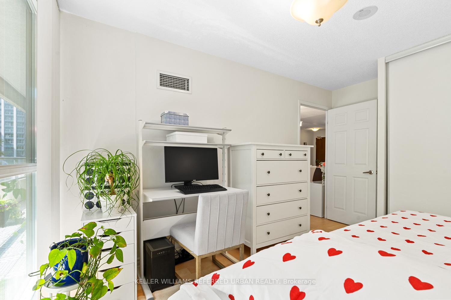 2 Bedrooms Condo at 35 Hollywood, Toronto For sale