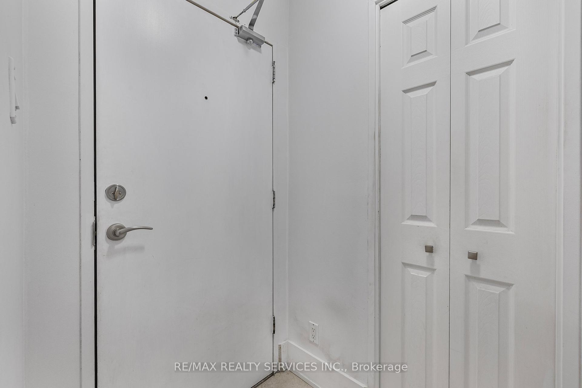 2 Bedrooms Condo at 15 Elizabeth, Mississauga For sale