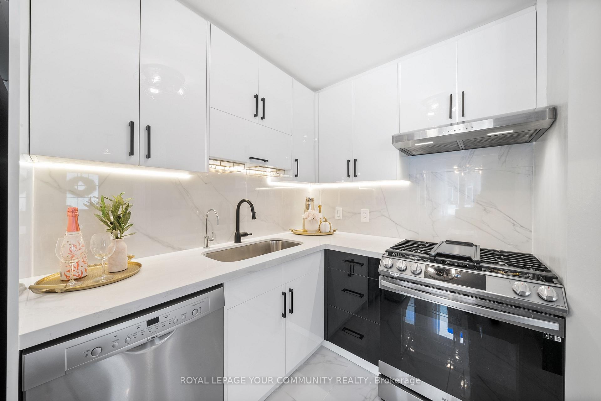 3 Bedrooms Condo at 151 Townsgate,  Vaughan For sale