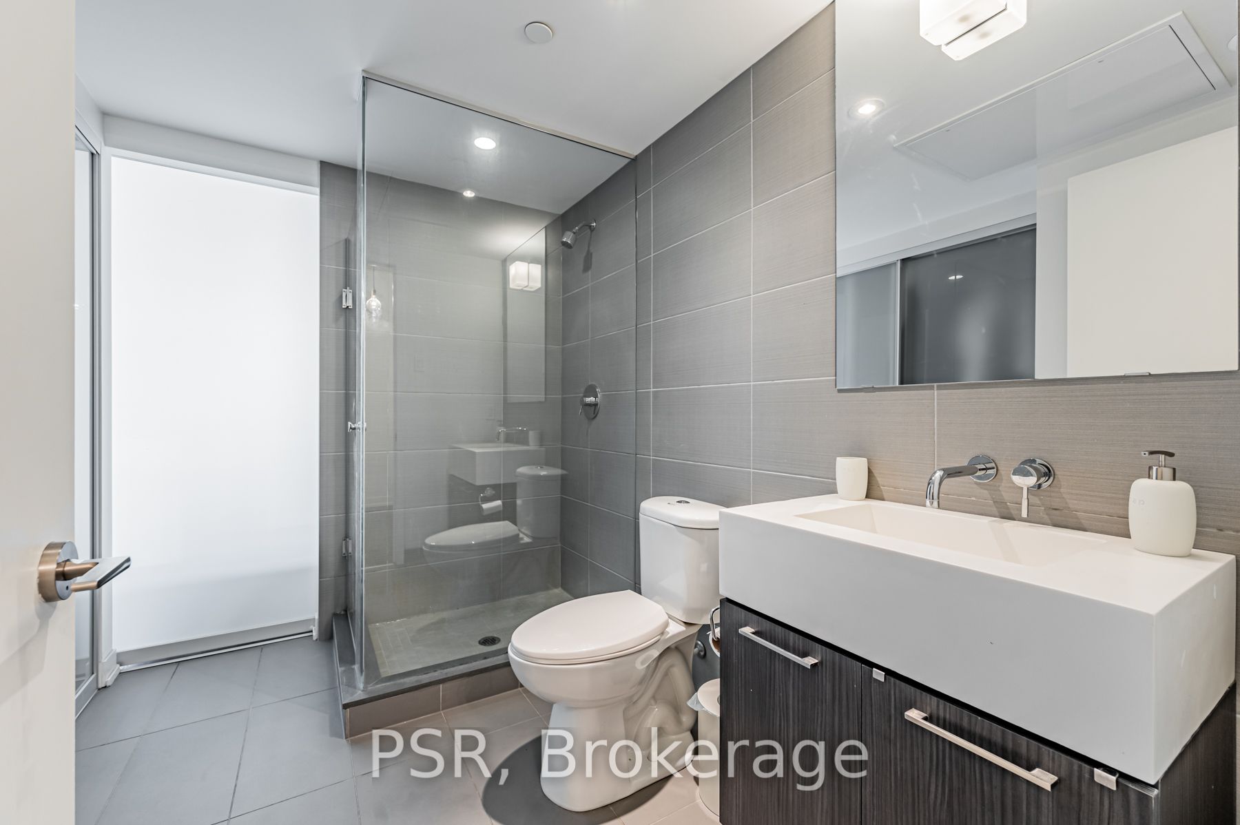 560 King Street W, #610