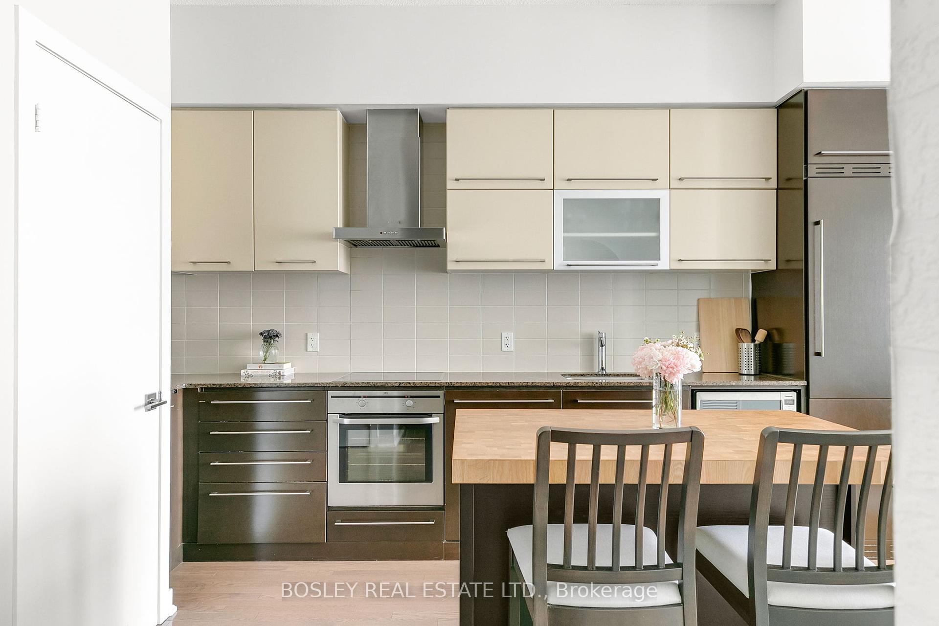 2 Bedrooms Condo at 770 Bay, Toronto For sale