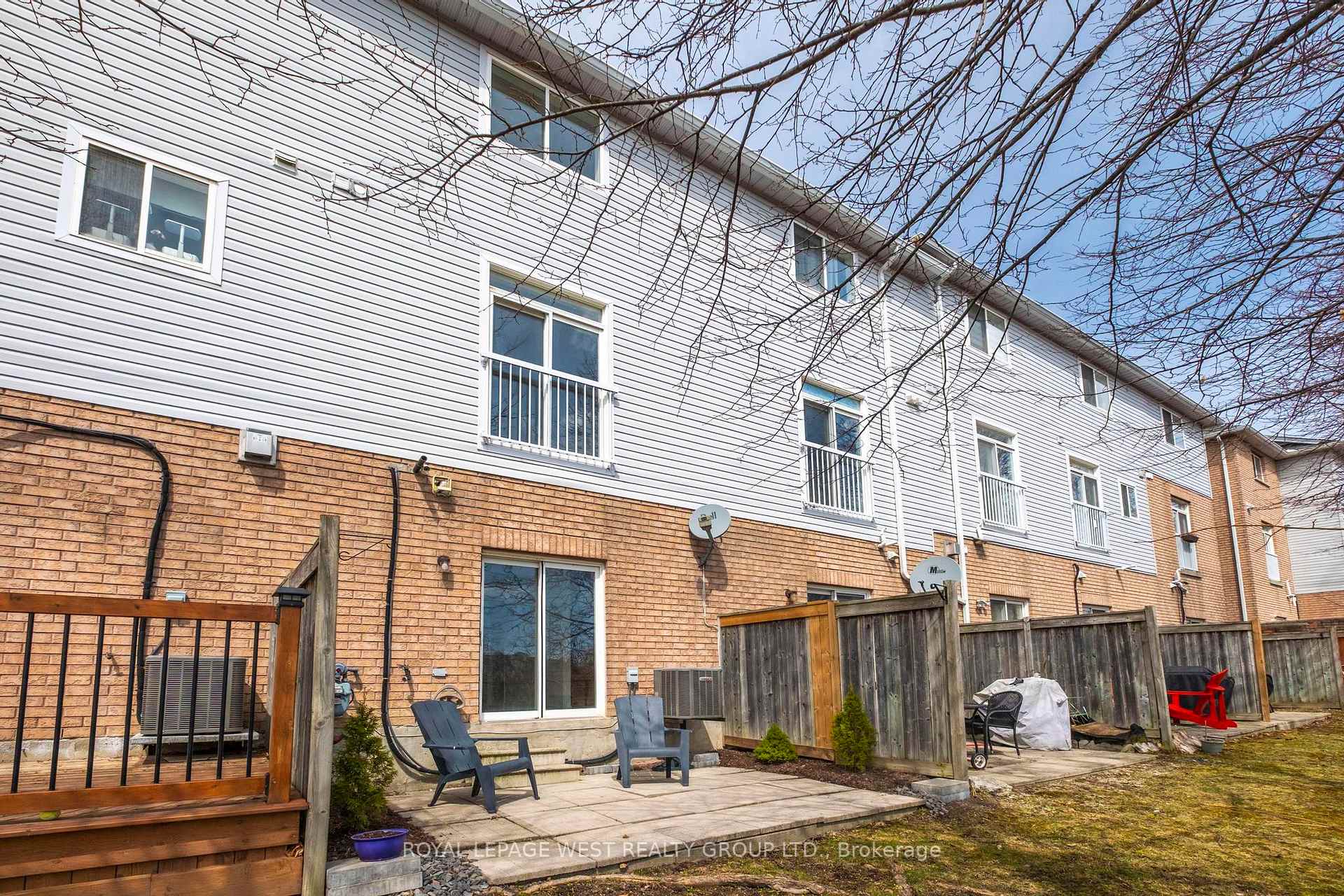 3 Bedrooms Condo at 280 Hillcrest,  Mississauga For sale