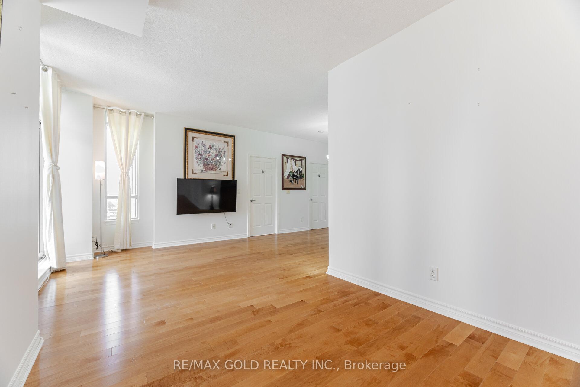 3 Bedrooms Condo at 388 Prince Of Wales, Mississauga For sale