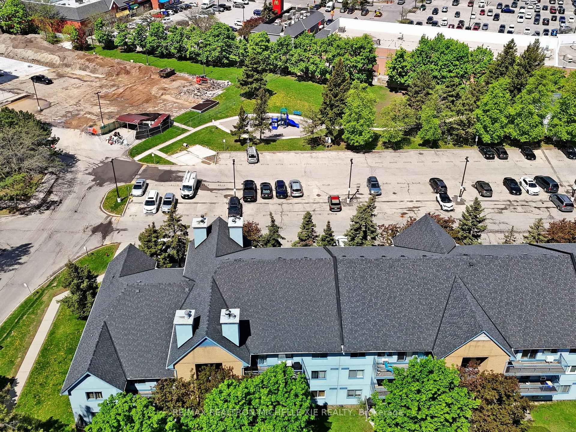 2 Bedrooms Condo at 65 Trailwood, Mississauga For sale