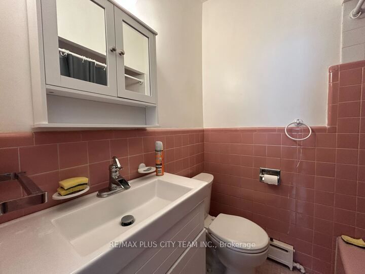 2000 Bloor Street W, #411