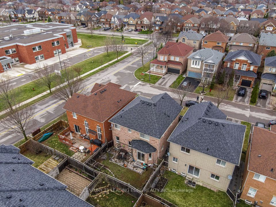 112 Watkins Glen Crescent, Aurora, ON L4G 7S6