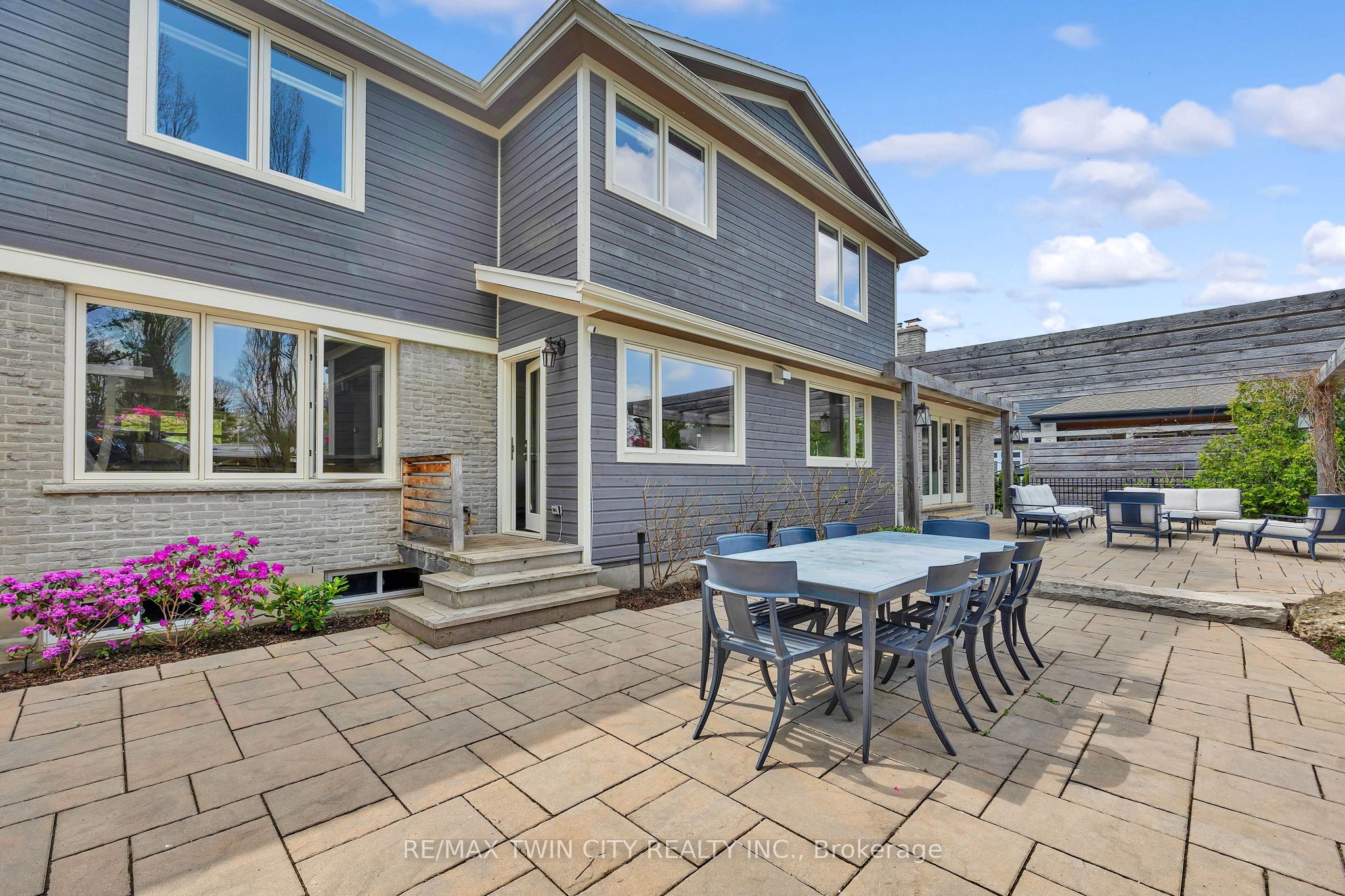 7 Huntley Crescent