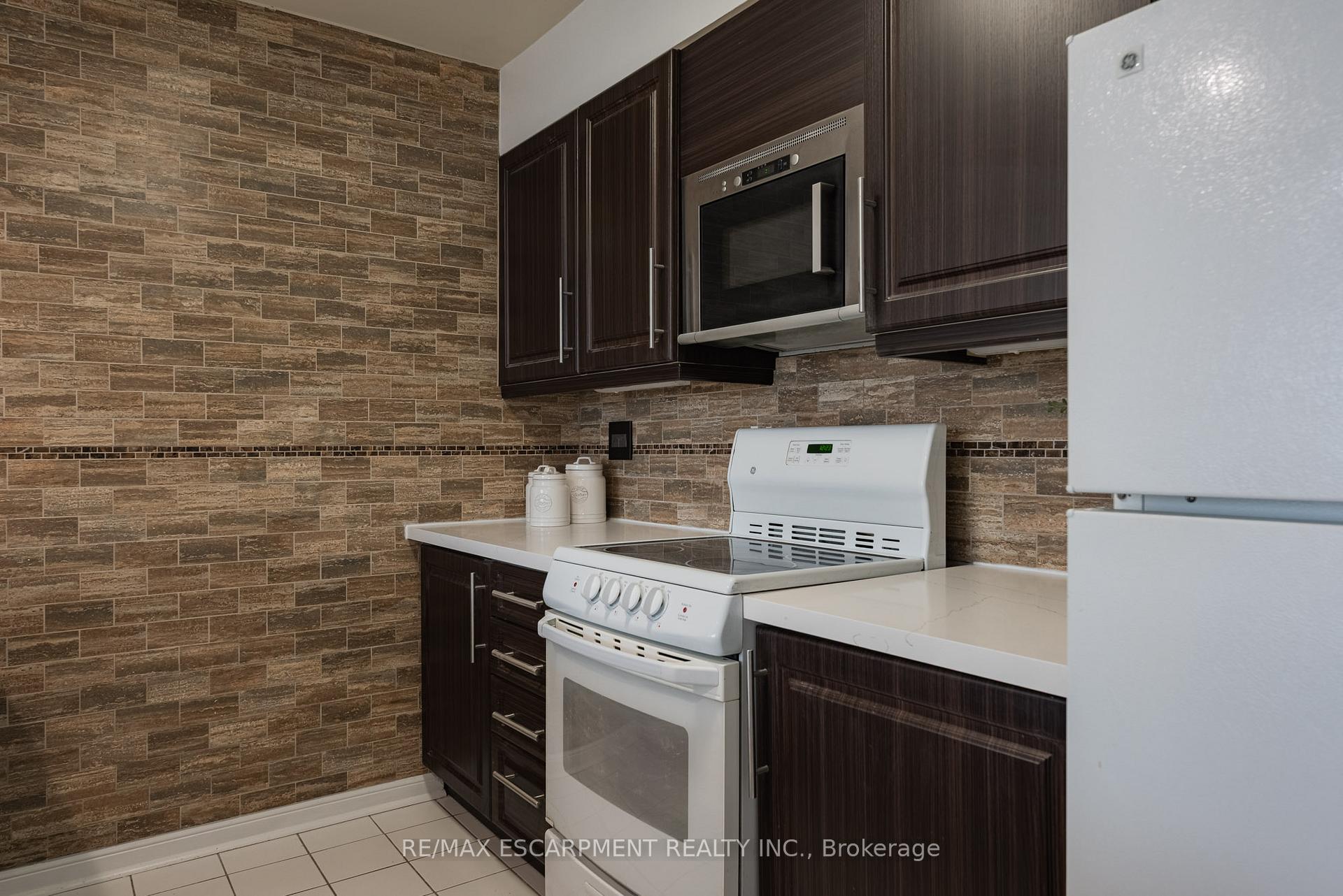 1 Bedroom Condo at 50 Eglinton, Mississauga For sale