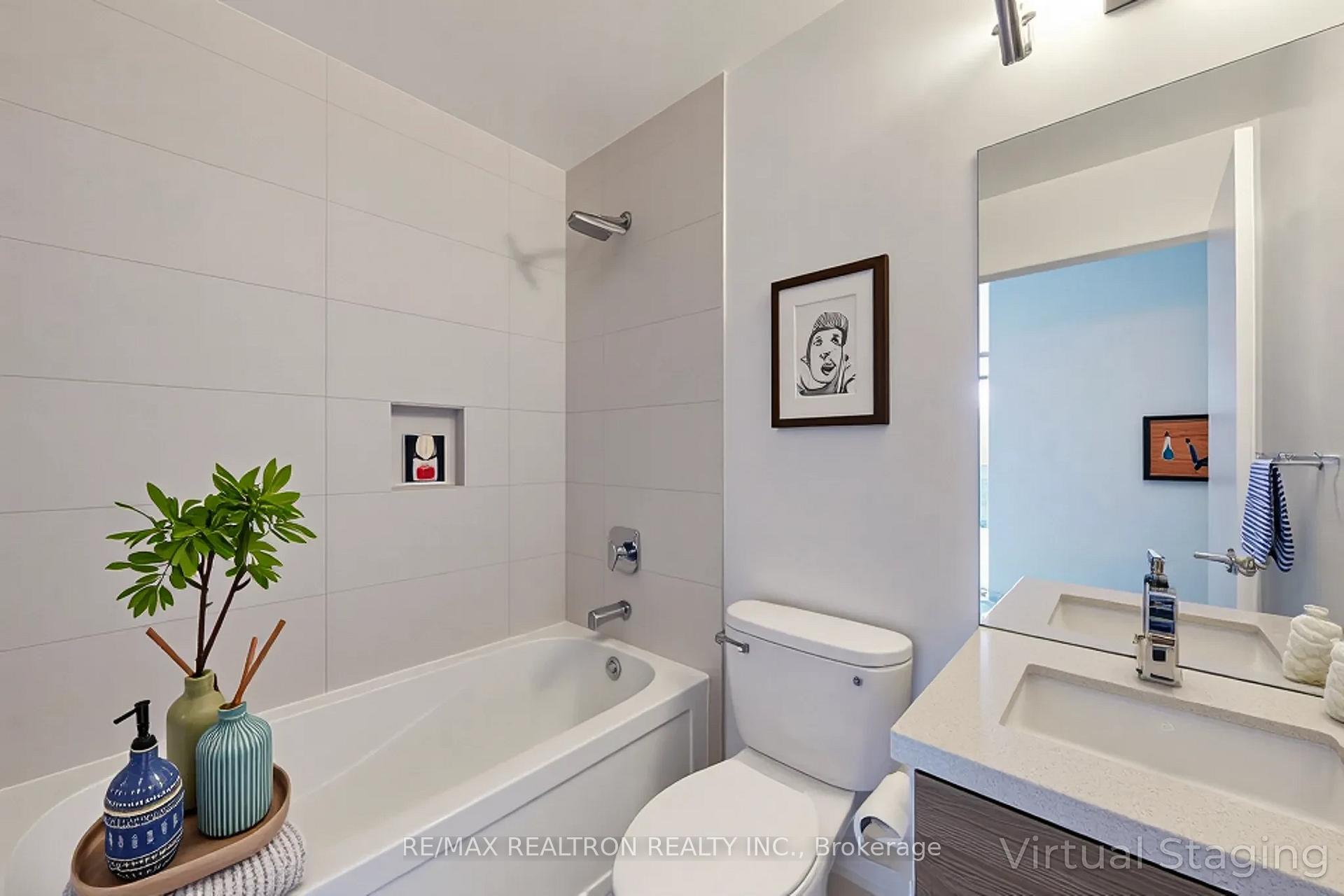 3 Bedrooms Condo at 8 Eglinton, Toronto For sale