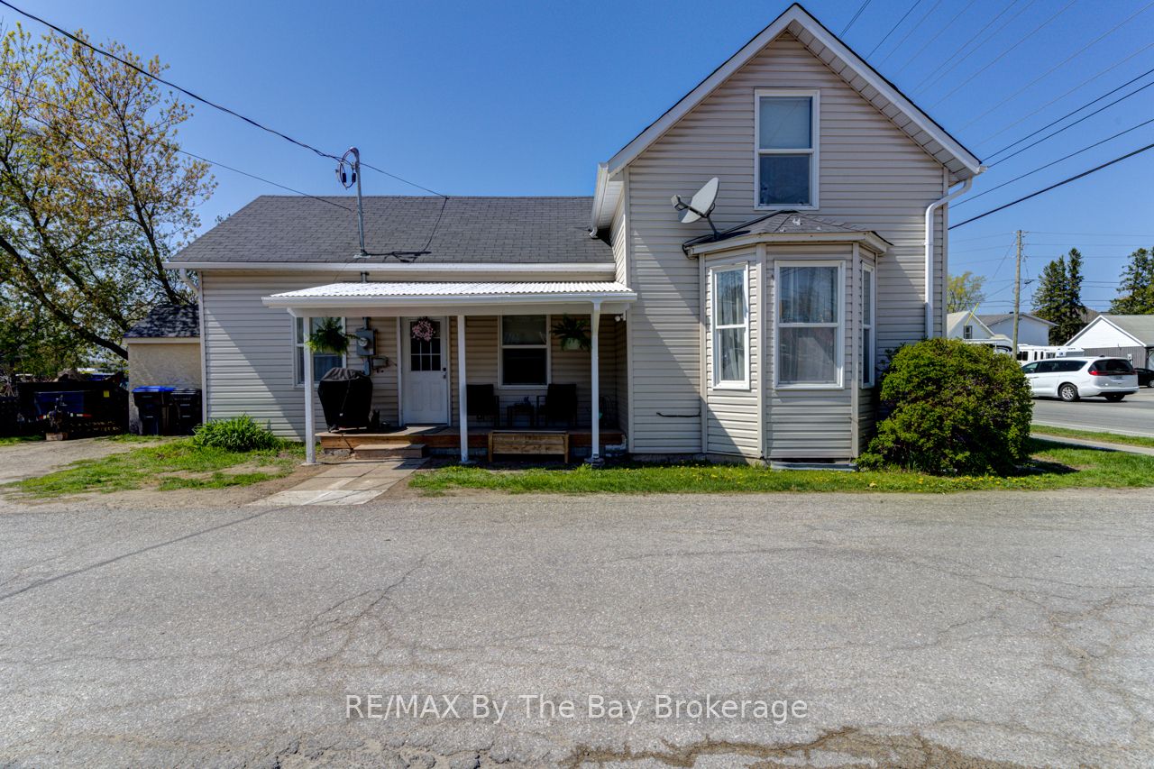 8 Yonge Street, Springwater, ON L0L 1P0