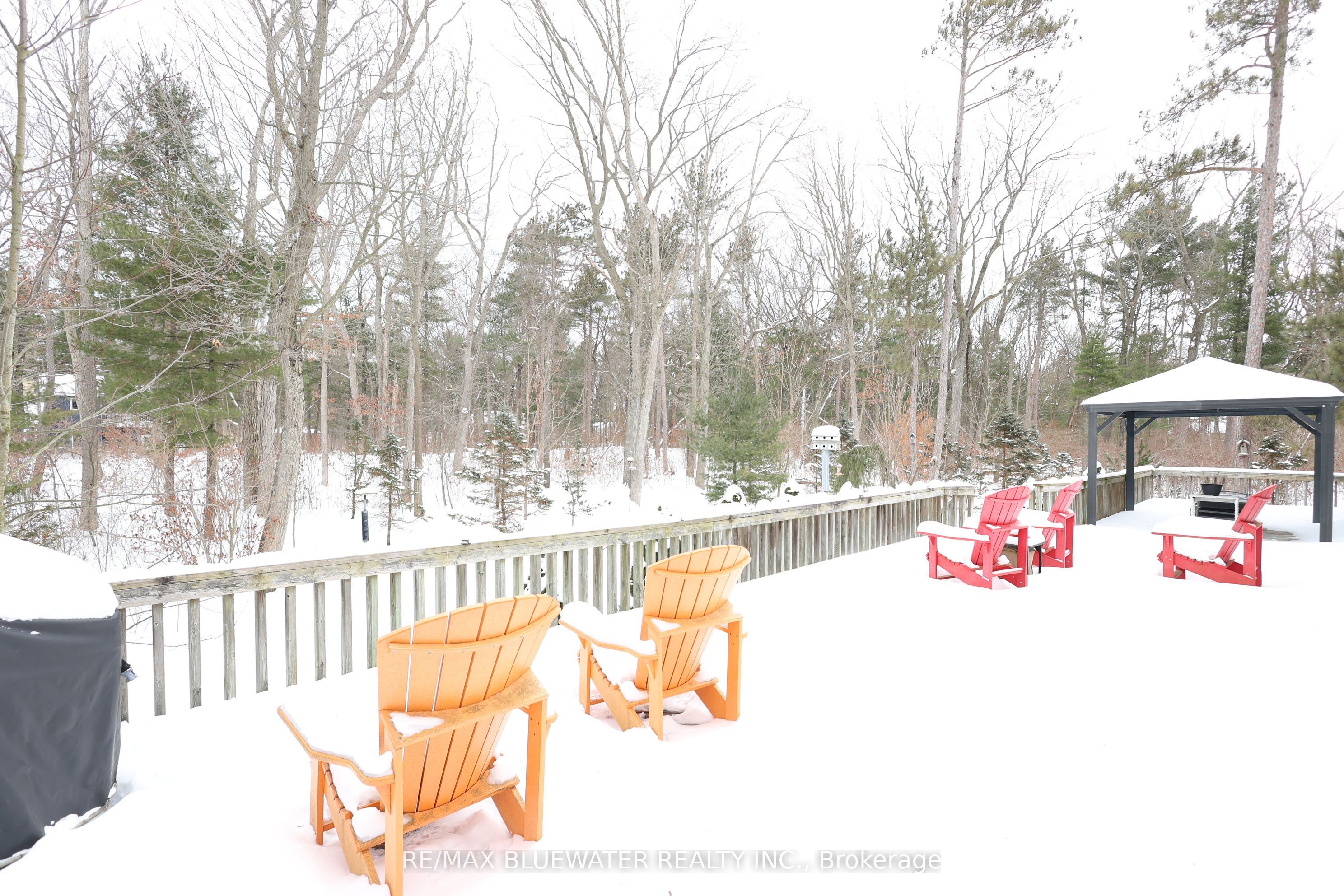10441 Pinetree Drive, Lambton Shores, ON N0M 1T0