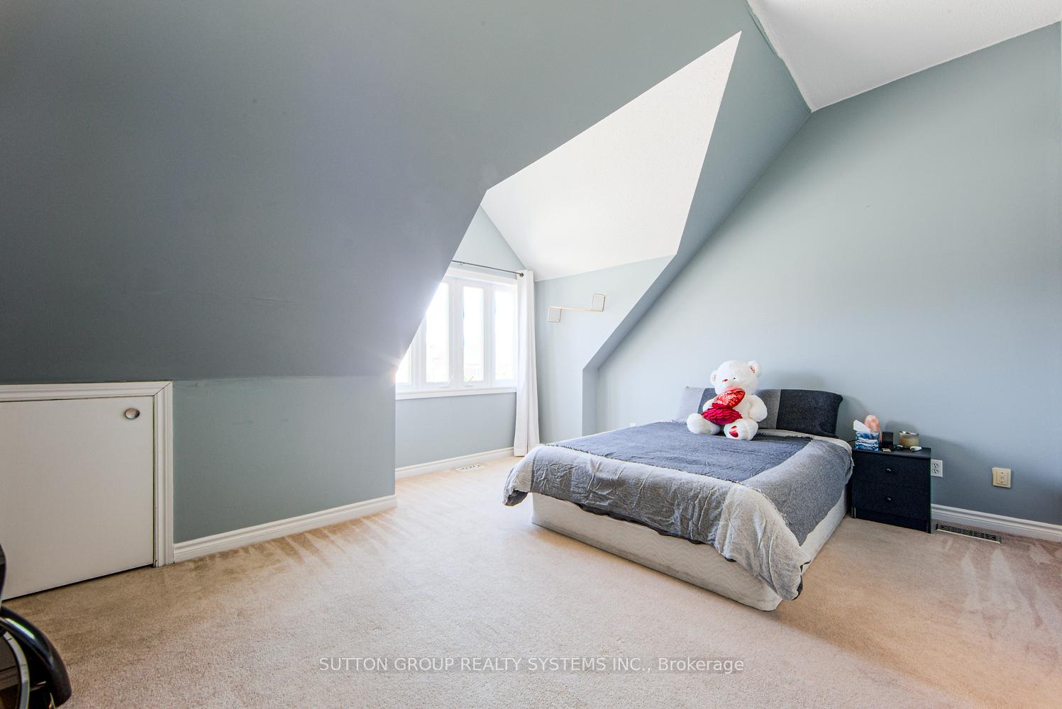 2 Bedrooms Condo at 1701 Lampman, Burlington For sale