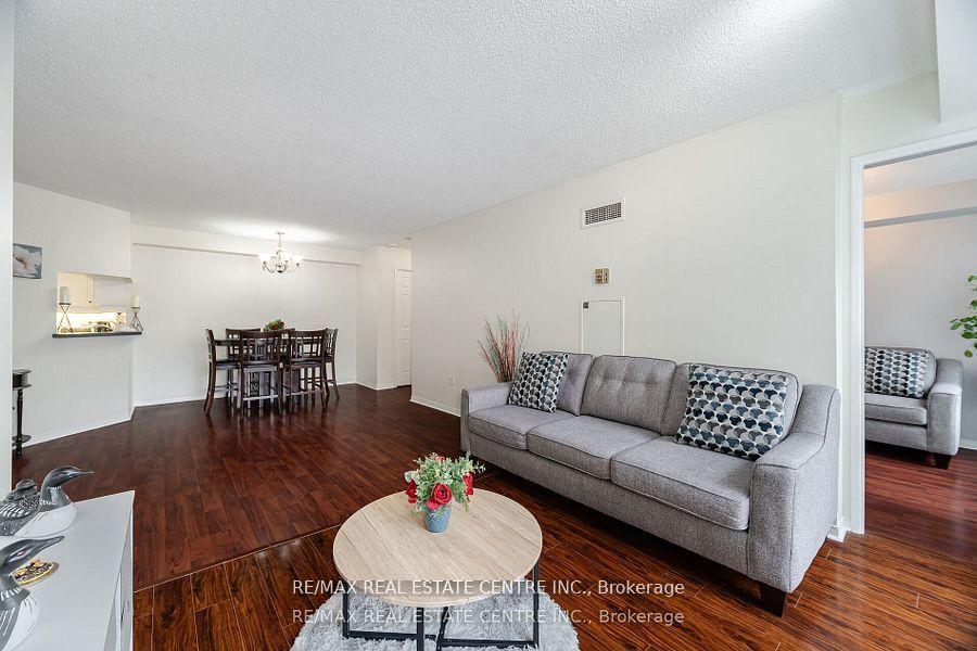 3 Bedrooms Condo at 250 Webb, Mississauga For sale