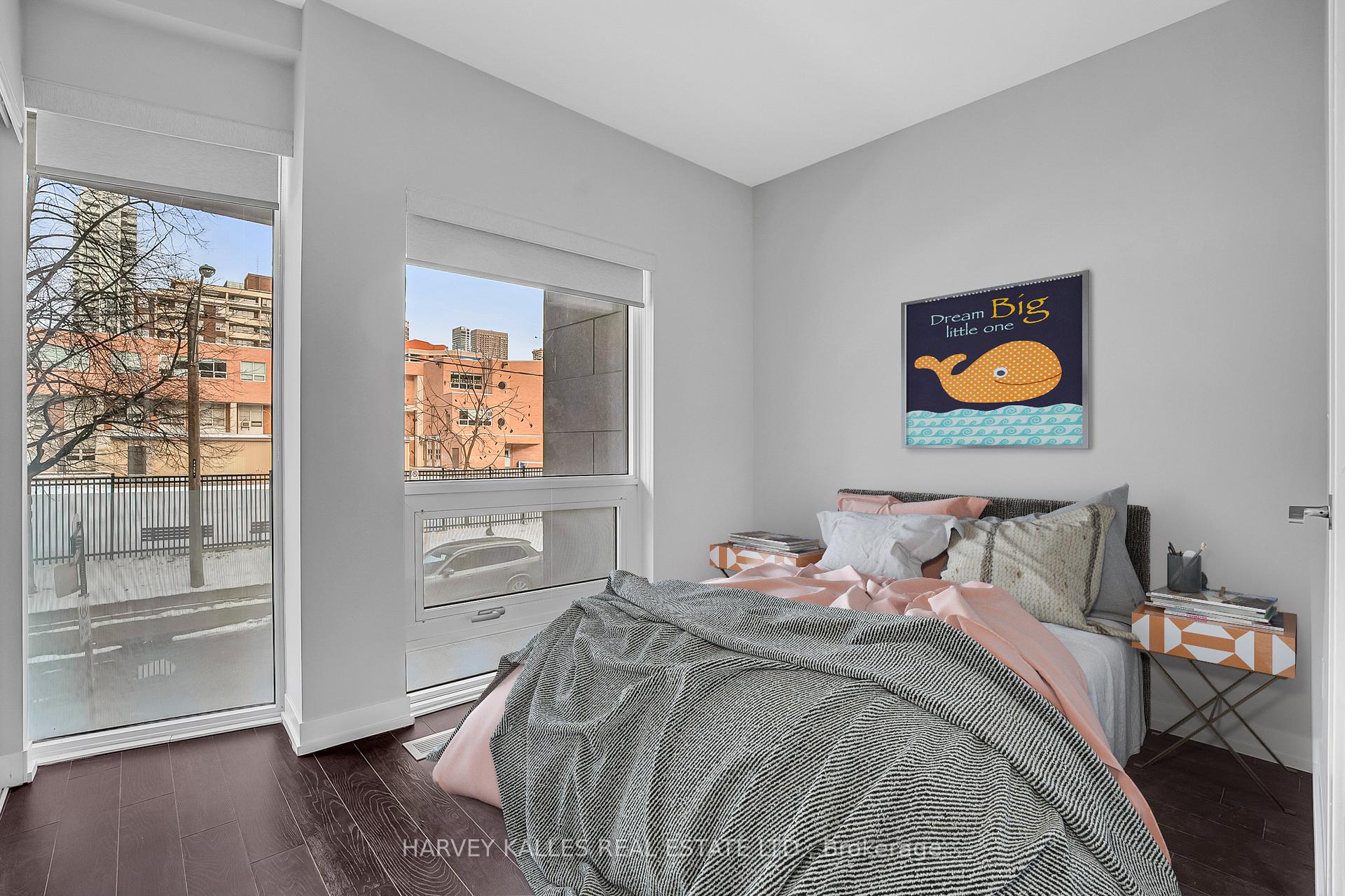 4 Bedrooms Condo at 85 Wood, Toronto For sale