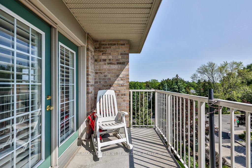 2 Bedrooms Condo at 216 Plains Road West, Burlington For sale