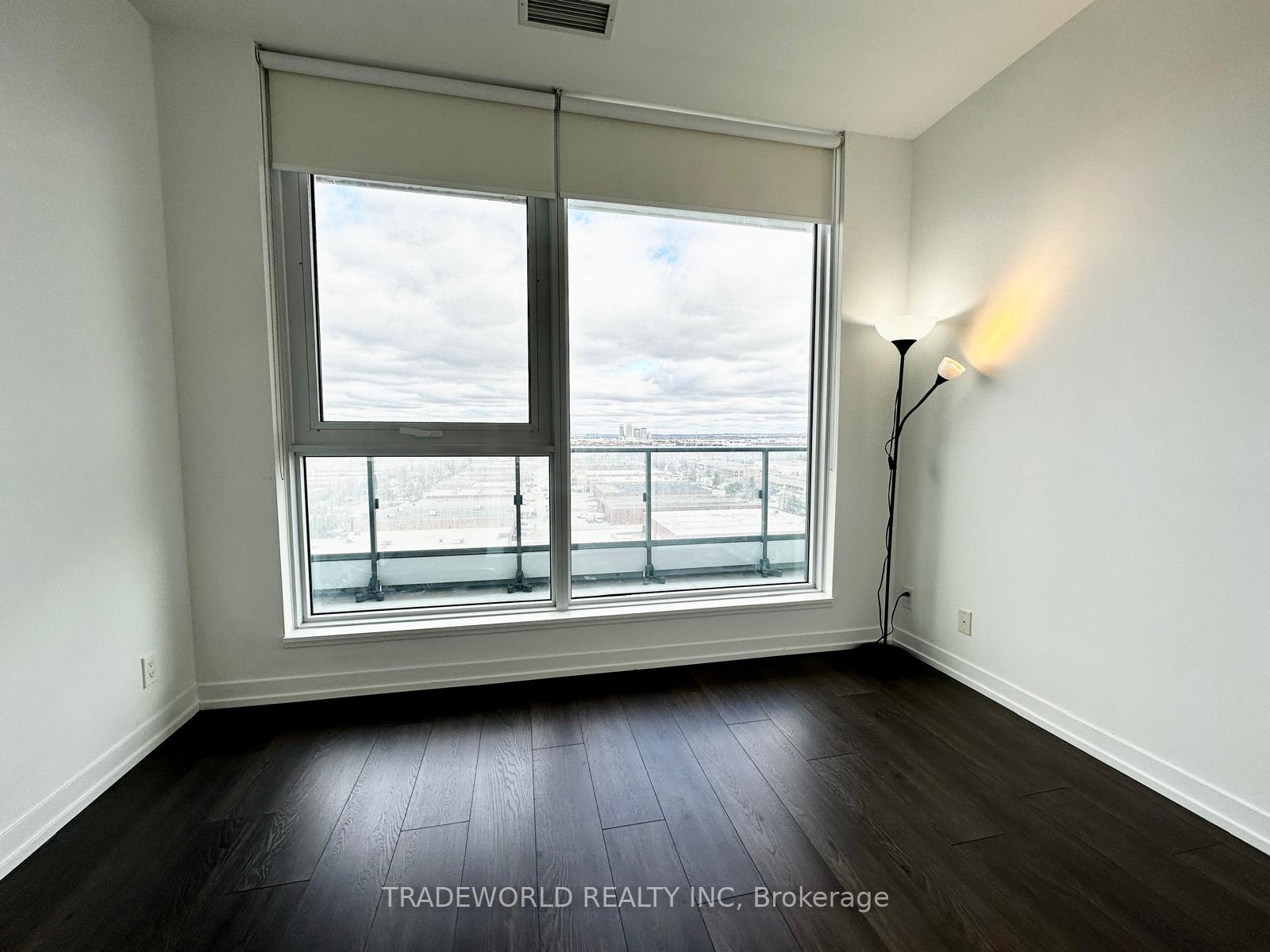 3 Bedrooms Condo at 898 Portage,  Vaughan For sale