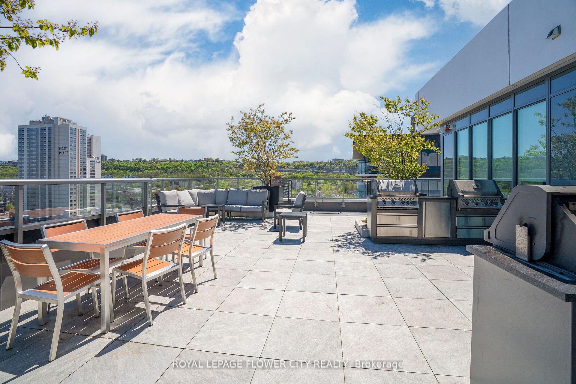 2 Bedrooms Condo at 212 King William, Hamilton For sale