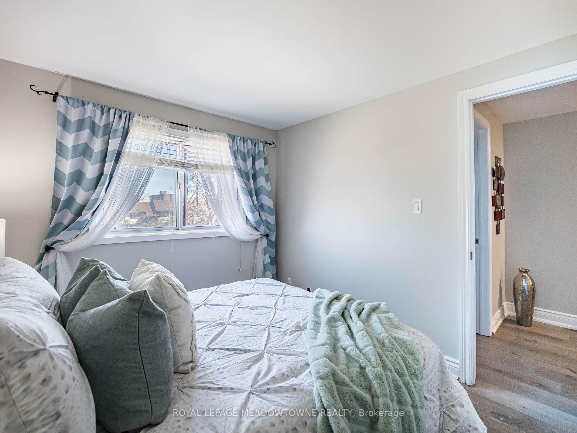 3 Bedrooms Condo at 6780 Formentera, Mississauga For sale