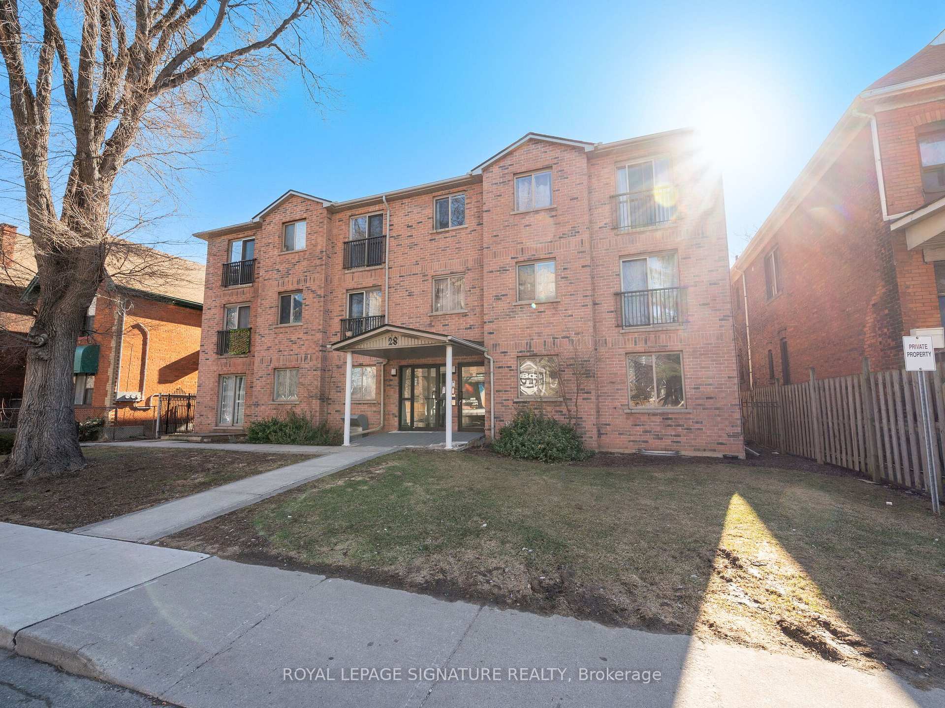 2 Bedrooms Condo at 28 Victoria, Hamilton For sale