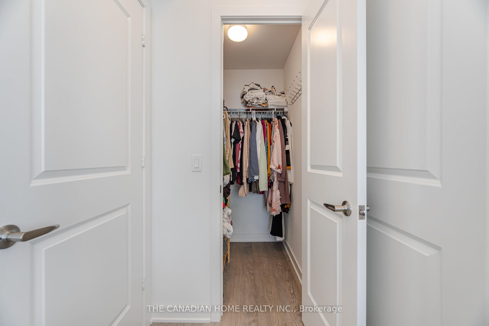 3 Bedrooms Condo at 4655 Metcalfe, Mississauga For sale
