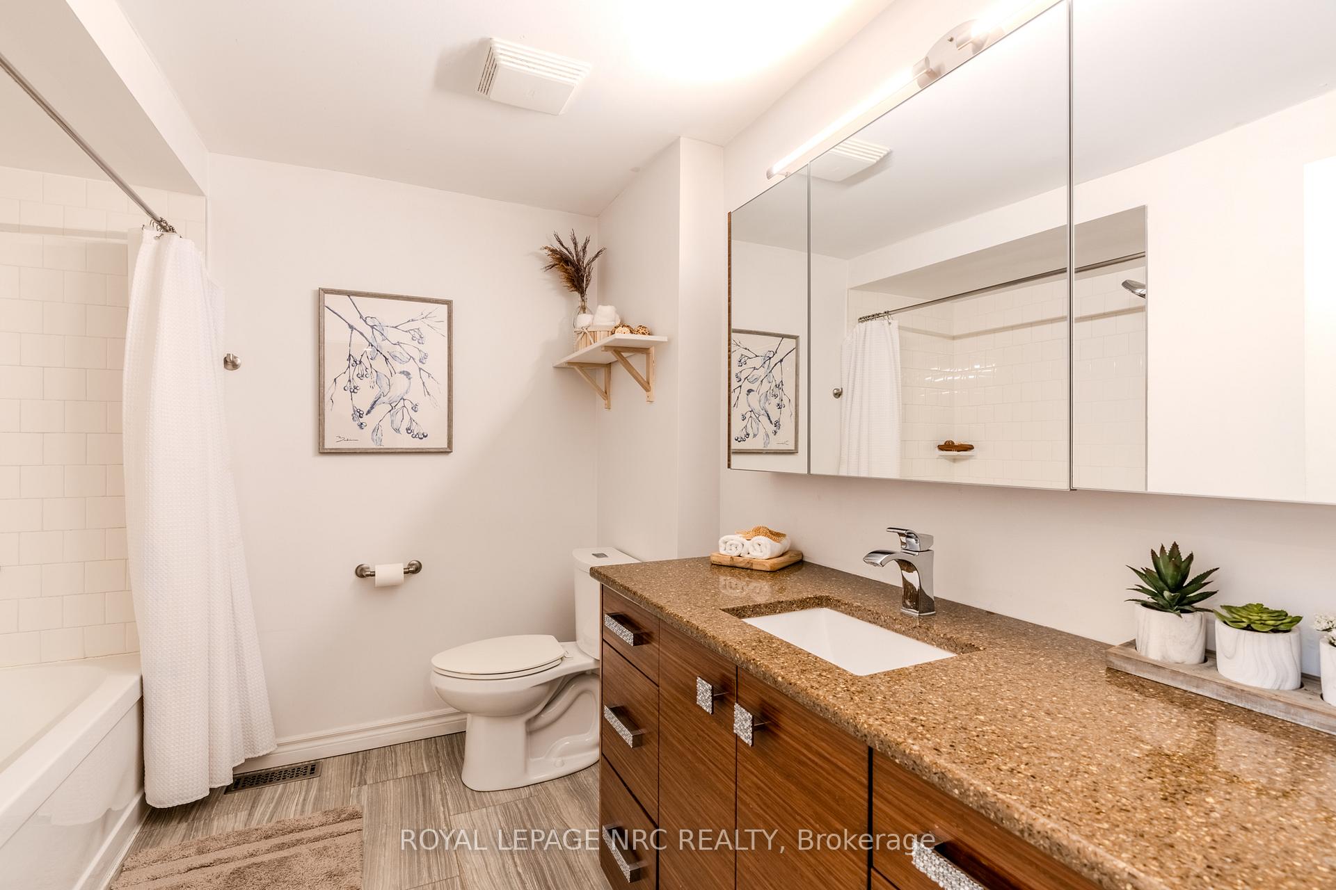 3 Bedrooms Condo at 29 Heritage, Hamilton For sale