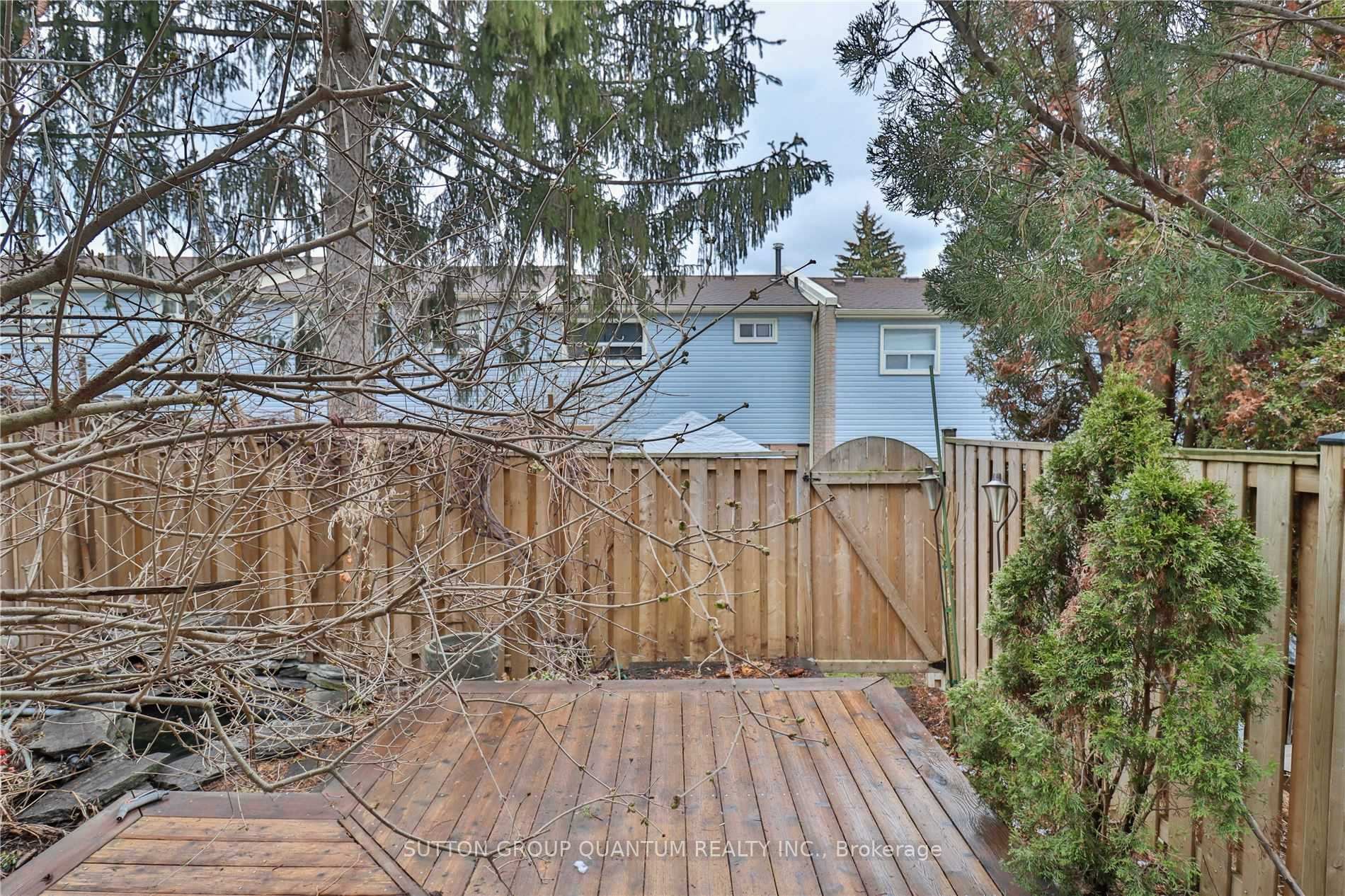 3 Bedrooms Condo at 1055 Shawnmarr, Mississauga For sale