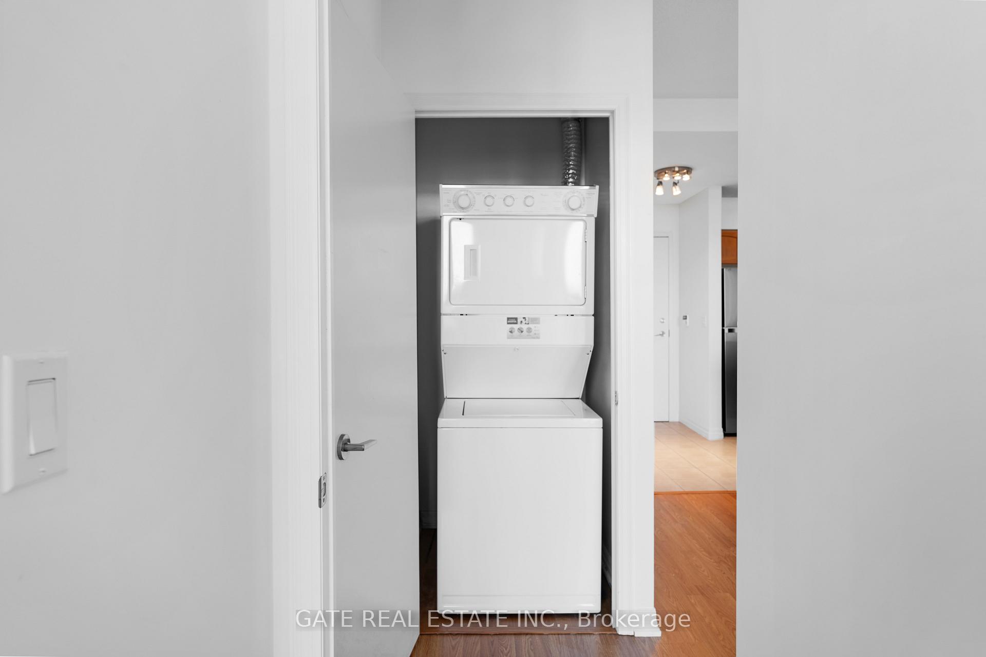 2 Bedrooms Condo at 38 Fontenay, Toronto For sale