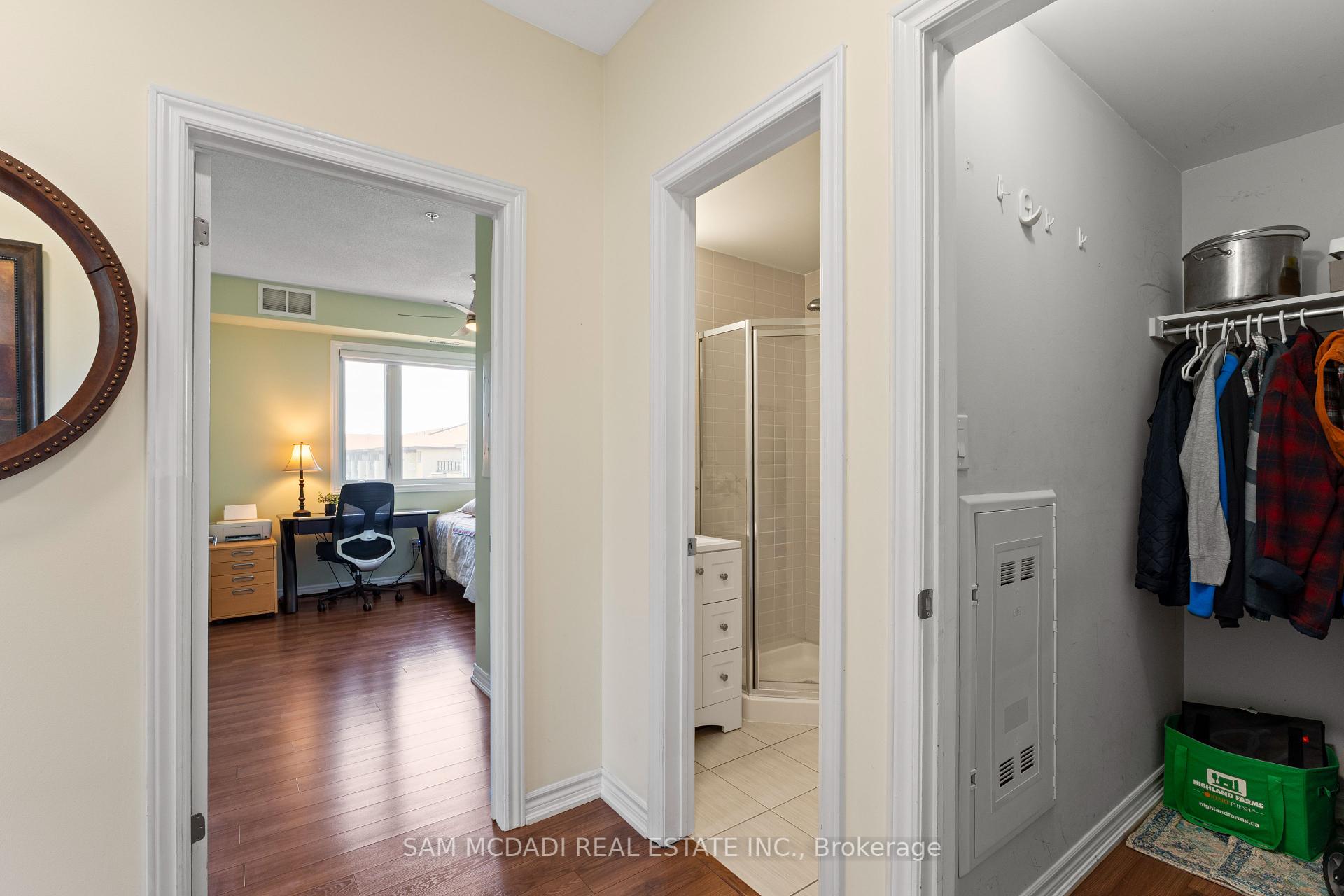 2 Bedrooms Condo at 570 Lolita, Mississauga For sale