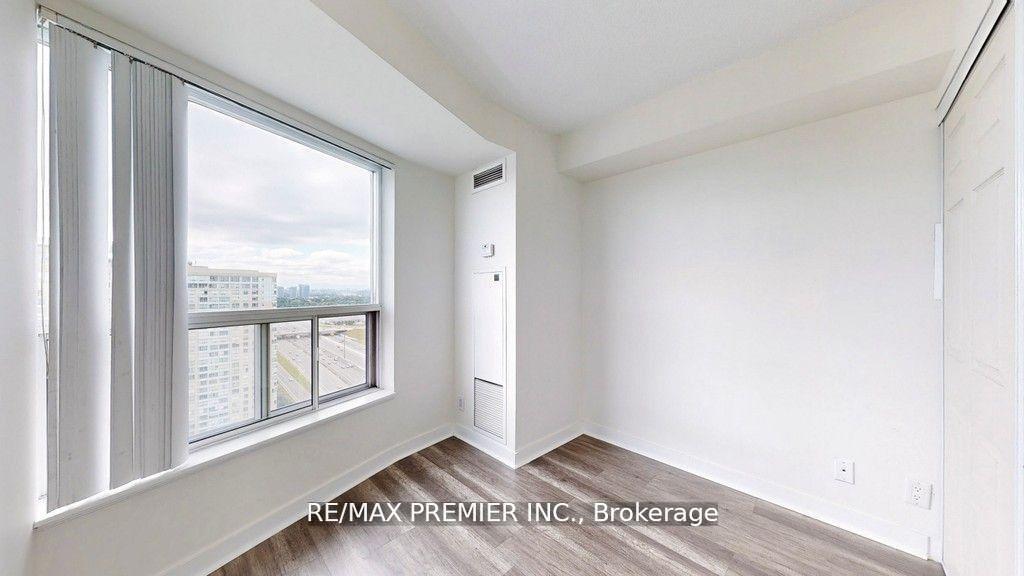 2 Bedrooms Condo at 36 Lee Centre, Toronto For sale