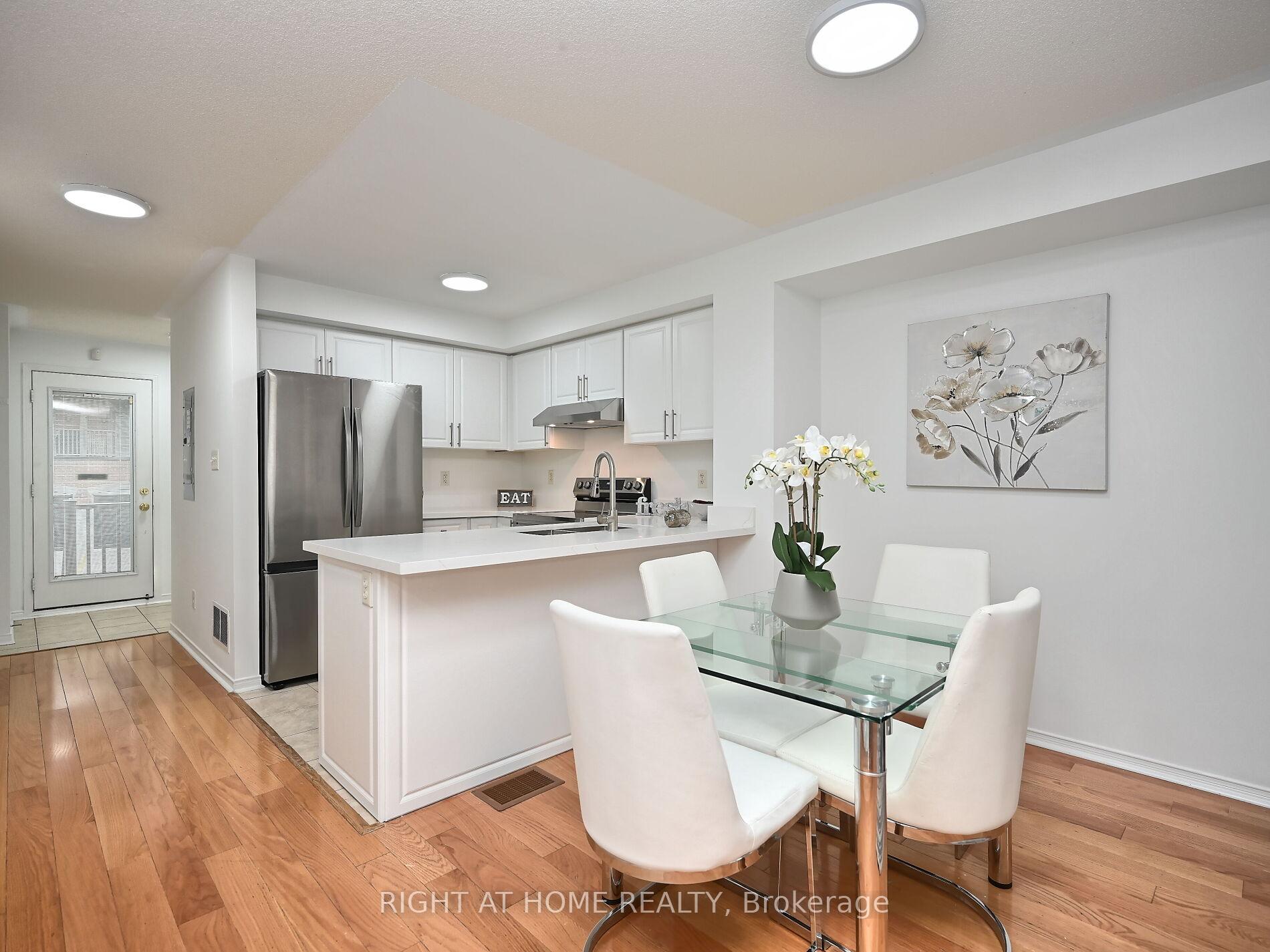 2 Bedrooms Condo at 3250 Bentley, Mississauga For sale