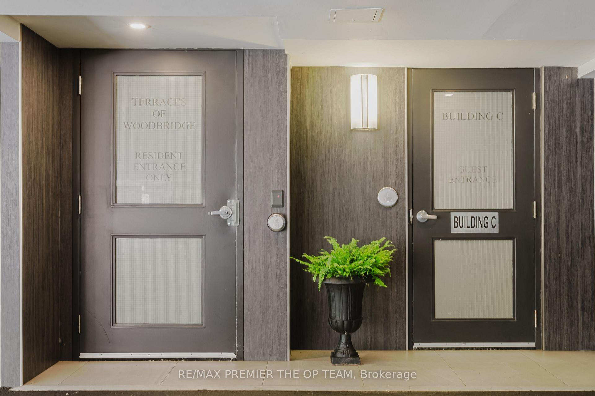 2 Bedrooms Condo at 121 Woodbridge, Vaughan For sale