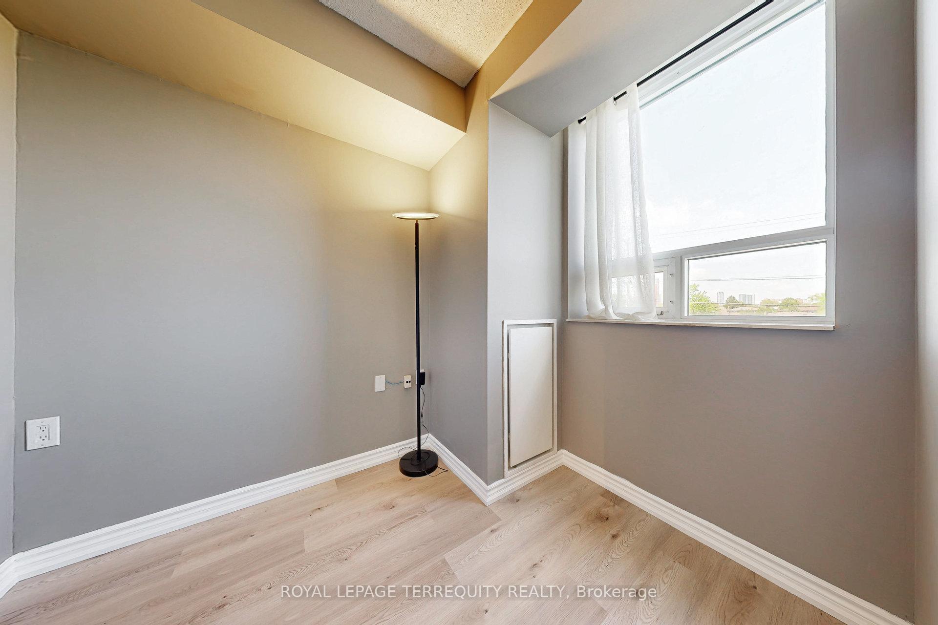 2 Bedrooms Condo at 200 Burnhamthorpe, Mississauga For sale