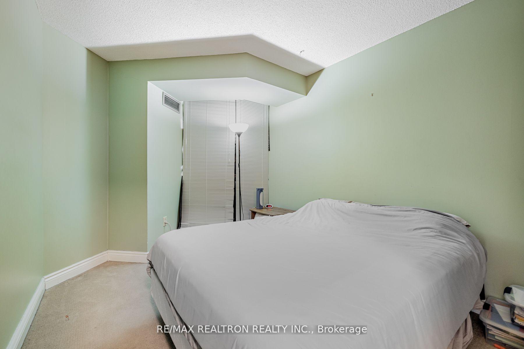 2 Bedrooms Condo at 7440 Bathurst,  Vaughan For sale