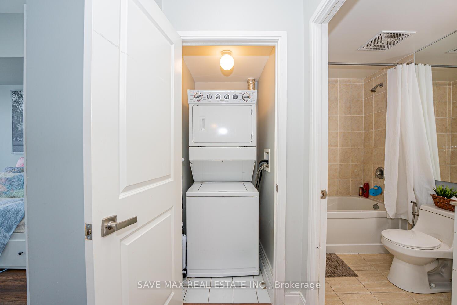 2 Bedrooms Condo at 60 Absolute, Mississauga For sale