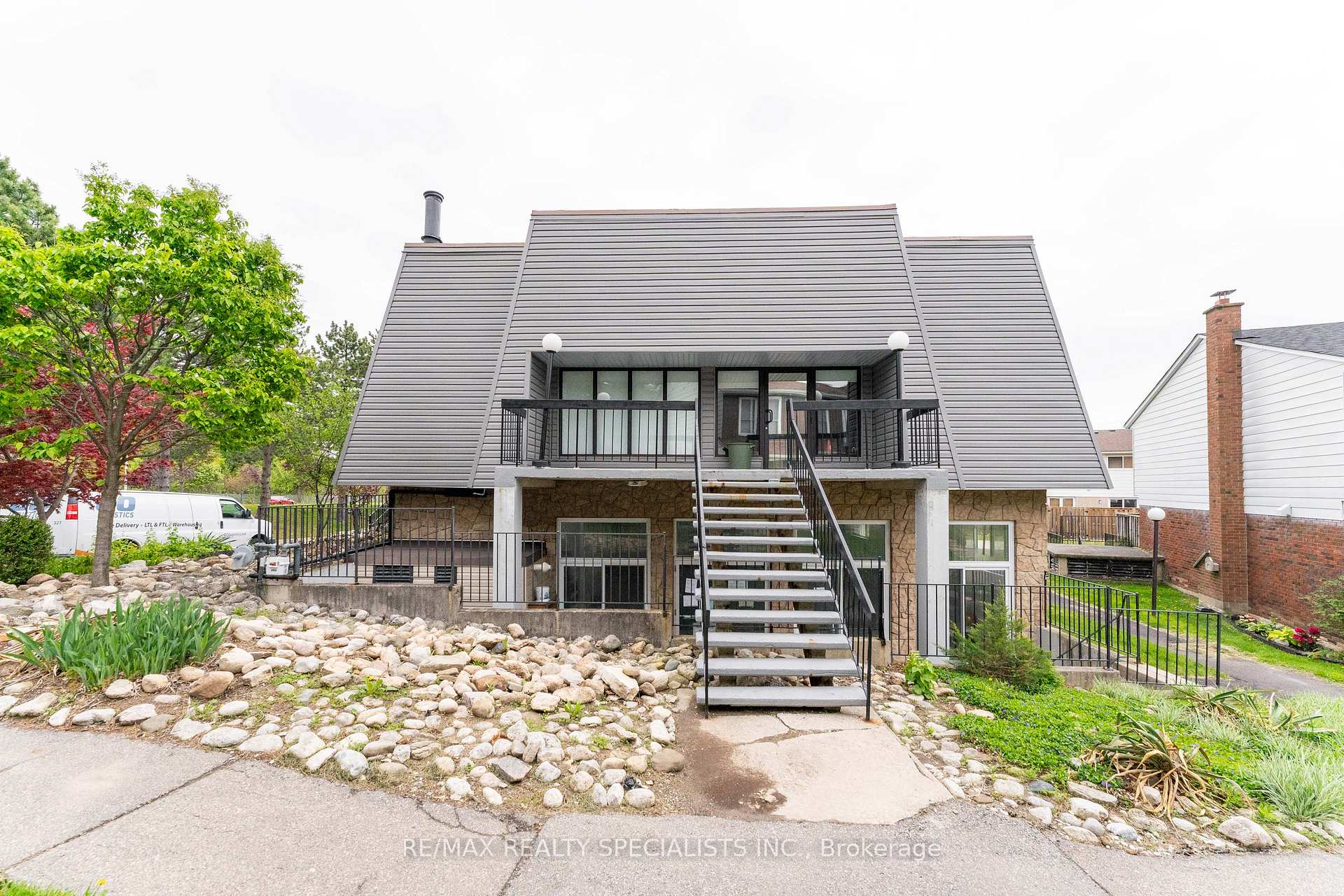 4 Bedrooms Condo at 2230 Upper Middle, Burlington For sale