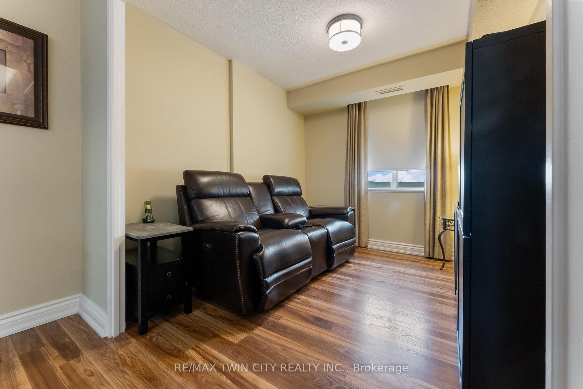2 Bedrooms Condo at 301 Frances, Hamilton For sale