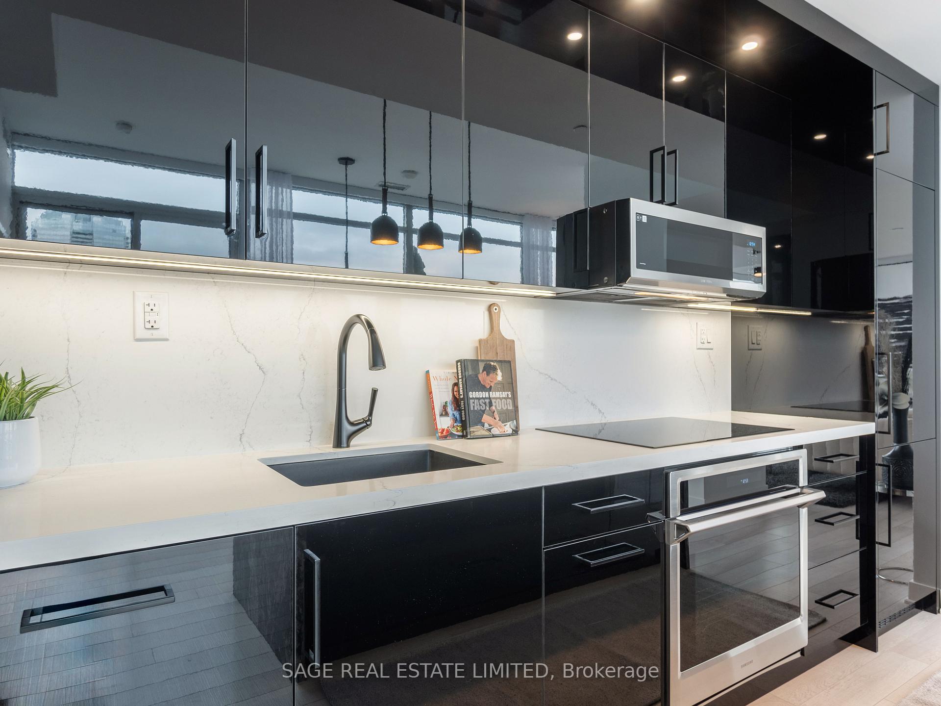 2 Bedrooms Condo at 290 Adelaide, Toronto For sale