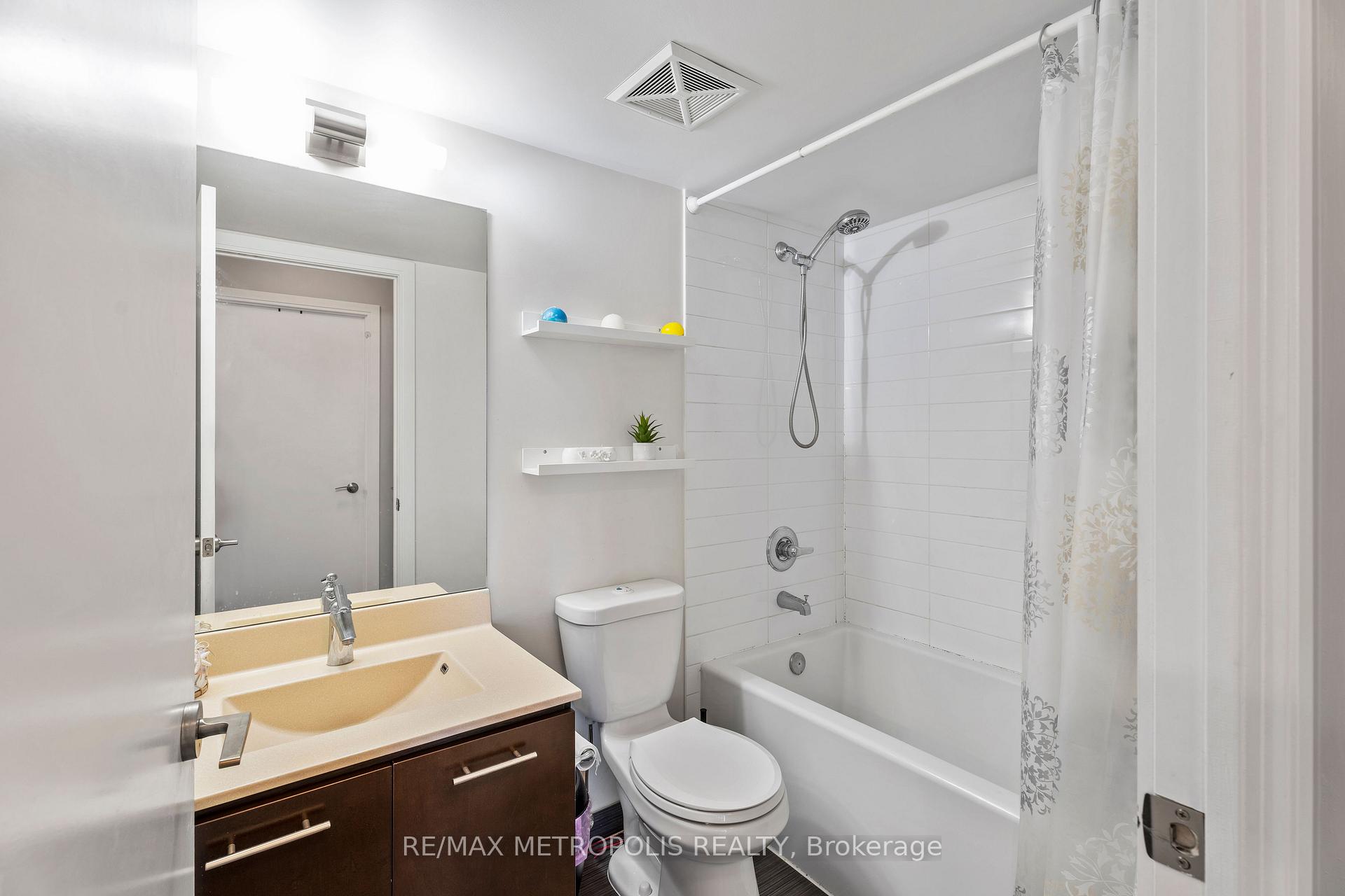 1 Bedroom Condo at 135 Village Green, Toronto For sale