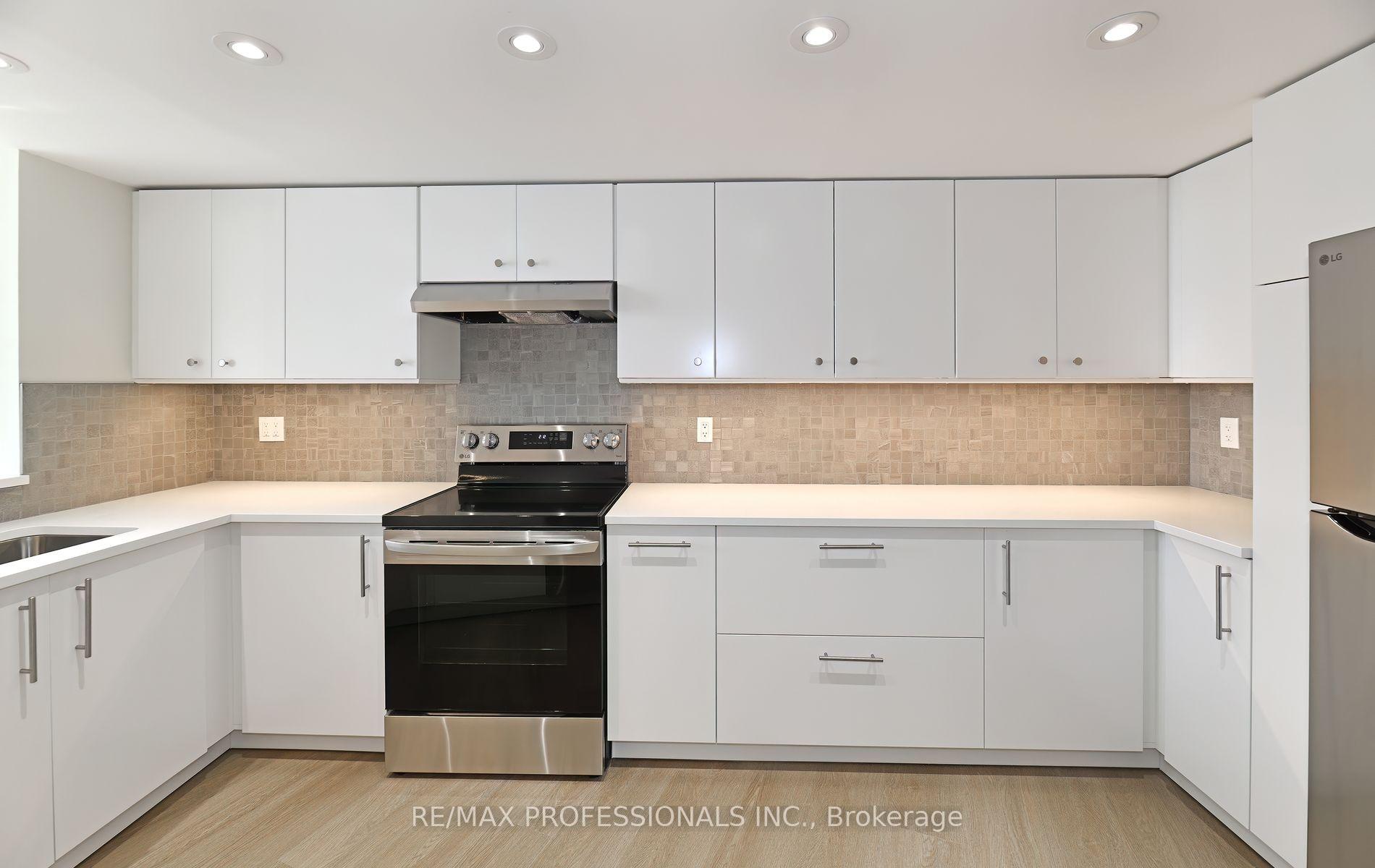 3 Bedrooms Condo at 40 Richview, Toronto For sale