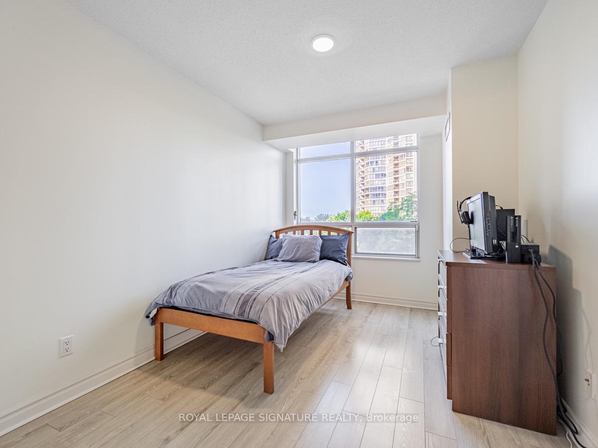 2 Bedrooms Condo at 35 Kingsbridge Garden, Mississauga For sale